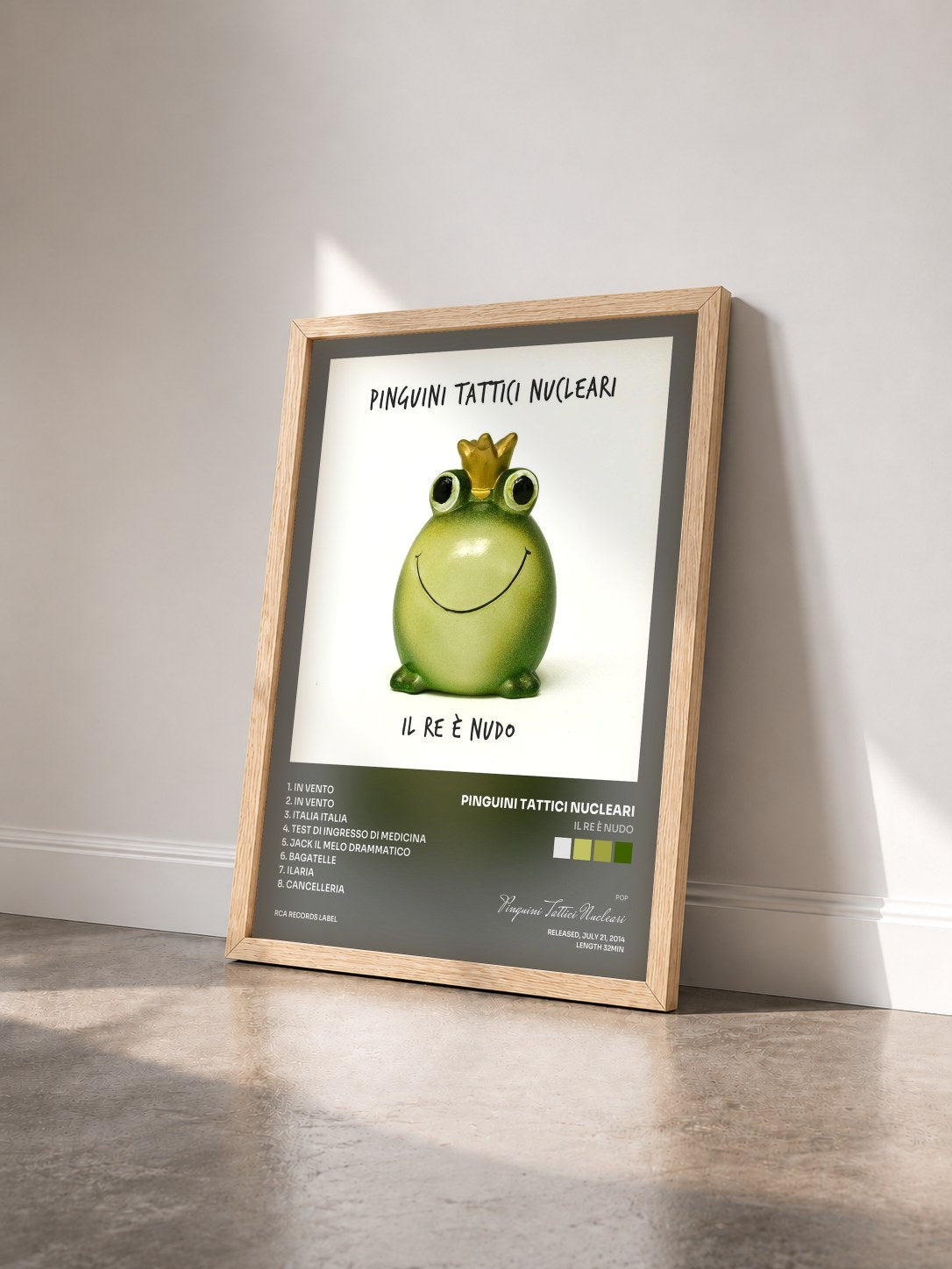 #bois Tableau de l'album Il Re è nudo de Pinguini Tattici Nucleari vu de trois quarts, cadre en bois brut