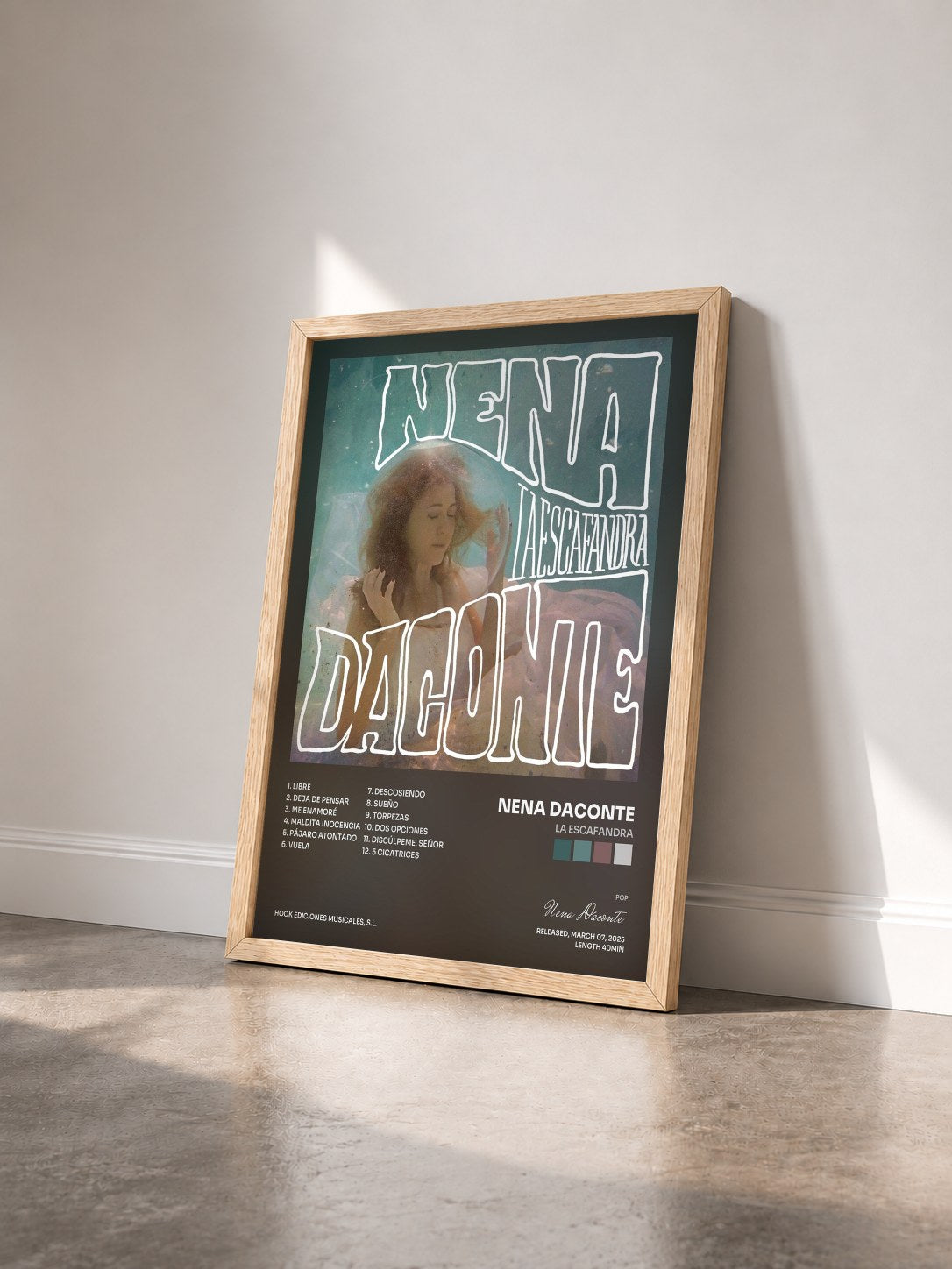 #bois Tableau de l'album La Escafandra de Nena Daconte vu de trois quarts, cadre en bois brut