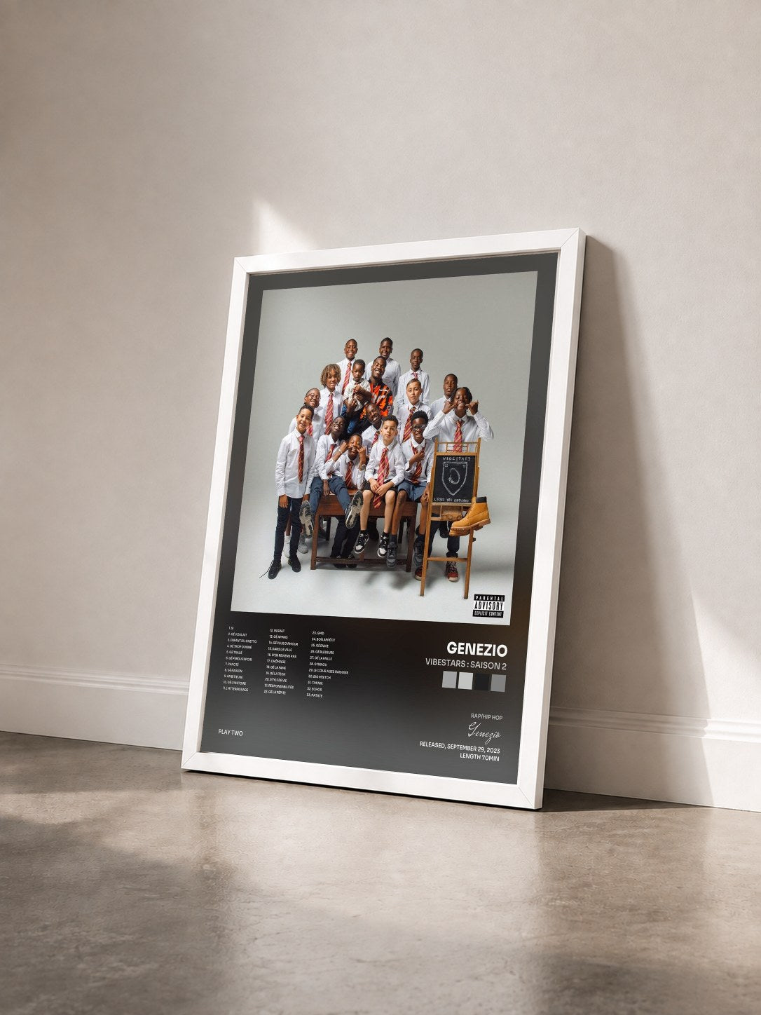 #blanc Tableau de l'album VIBESTARS : SAISON 2 de Genezio vu de trois quarts, cadre blanc