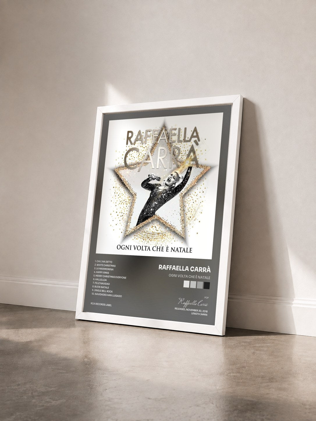 #blanc Tableau de l'album Ogni volta che è Natale de Raffaella Carrà vu de trois quarts, cadre blanc