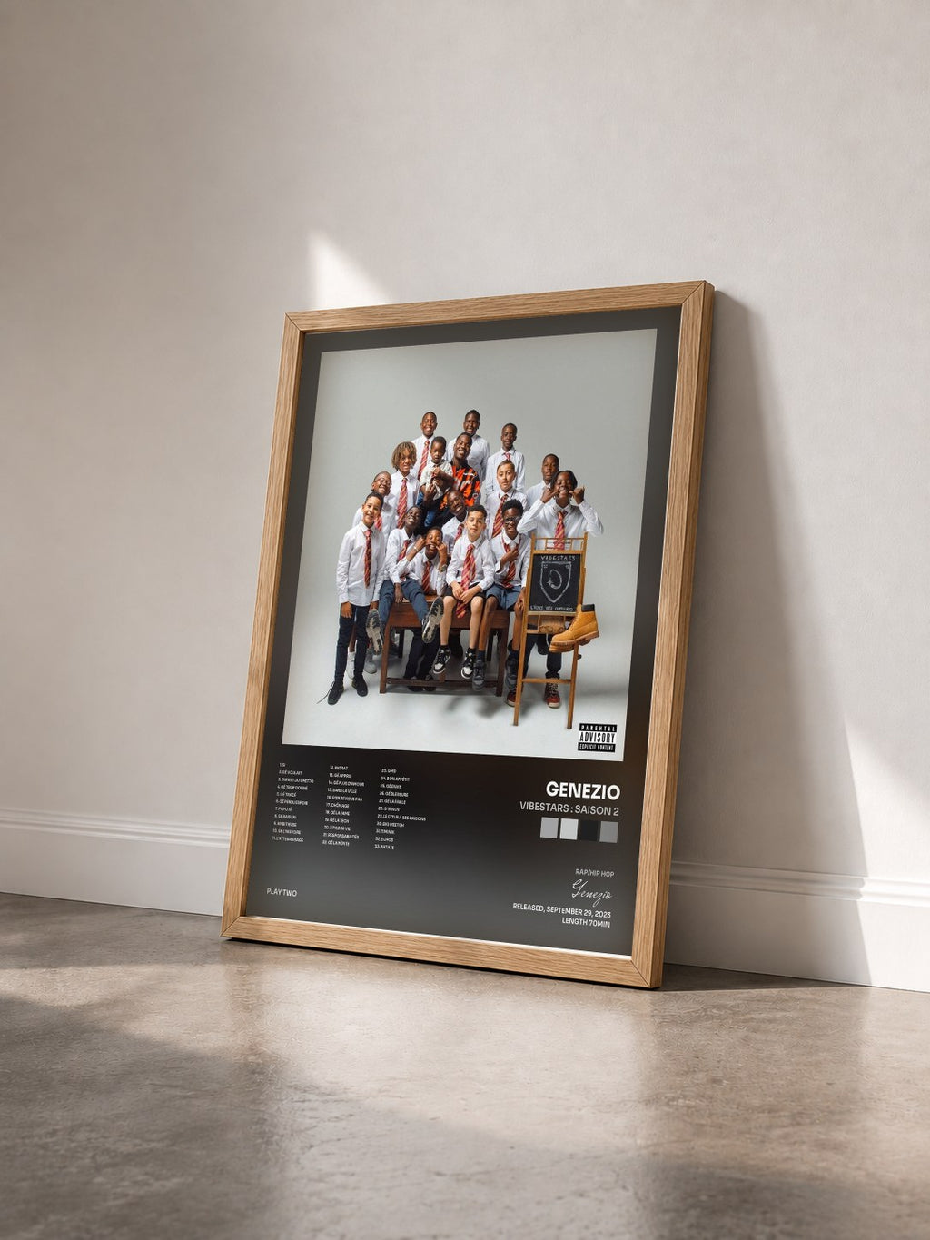 #bois Tableau de l'album VIBESTARS : SAISON 2 de Genezio vu de trois quarts, cadre en bois brut
