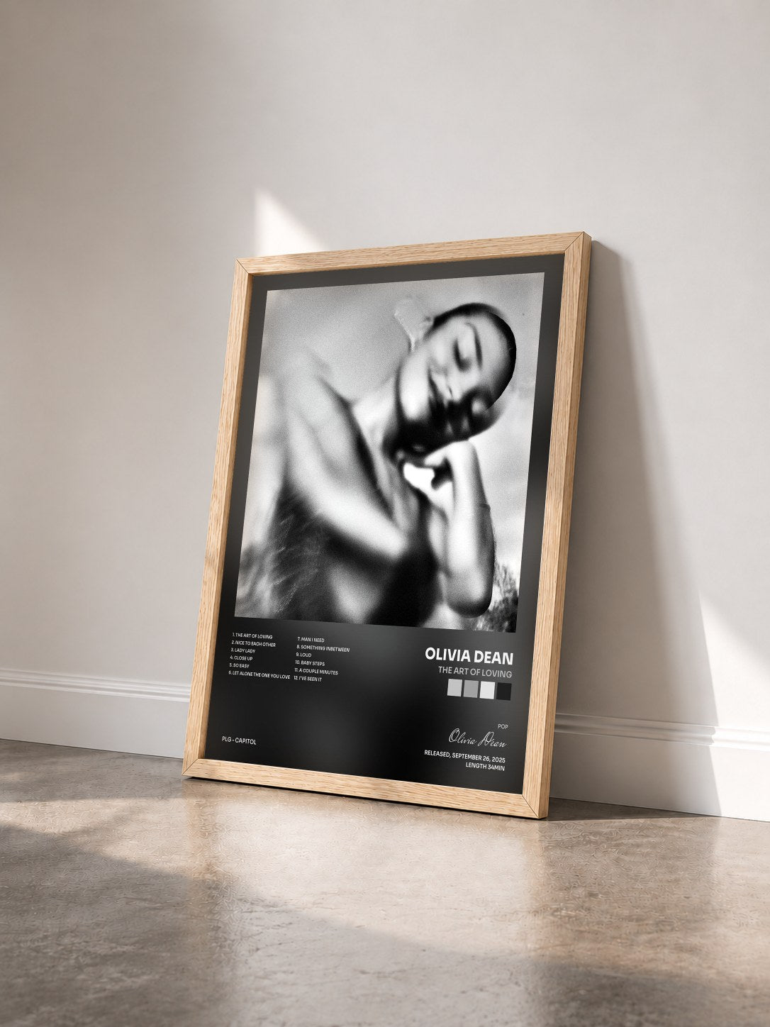 #bois Tableau de l'album The Art of Loving de Olivia Dean vu de trois quarts, cadre en bois brut