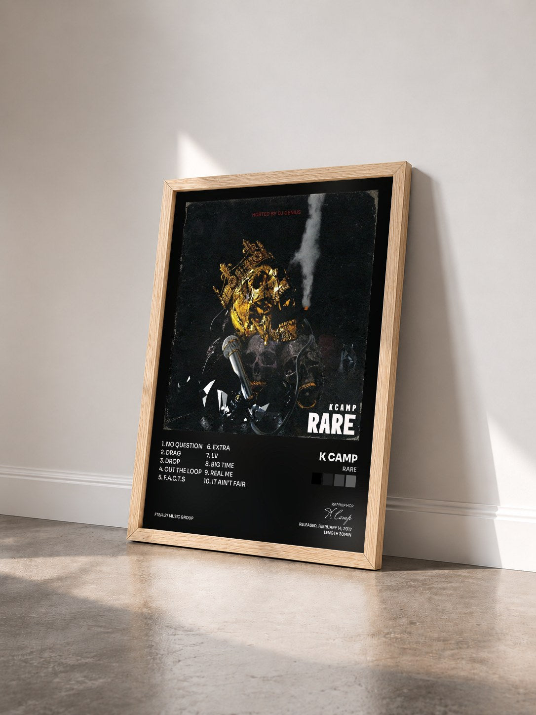 #bois Tableau de l'album Rare de K Camp vu de trois quarts, cadre en bois brut