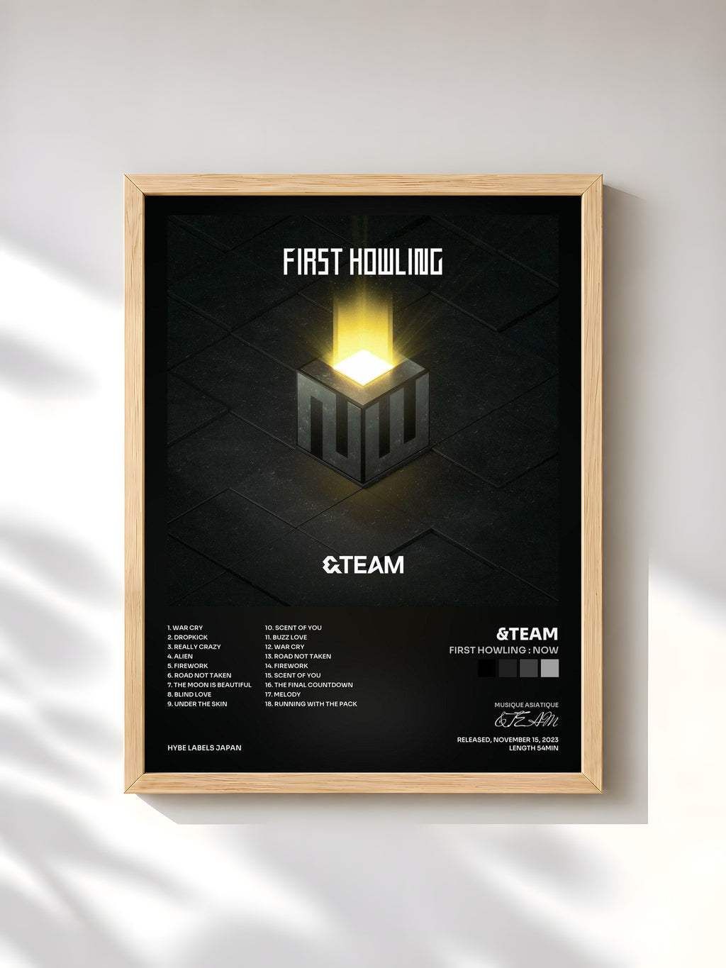 #bois Tableau de l'album First Howling : NOW de &TEAM, cadre en bois brut, imprimé et encadré en France
