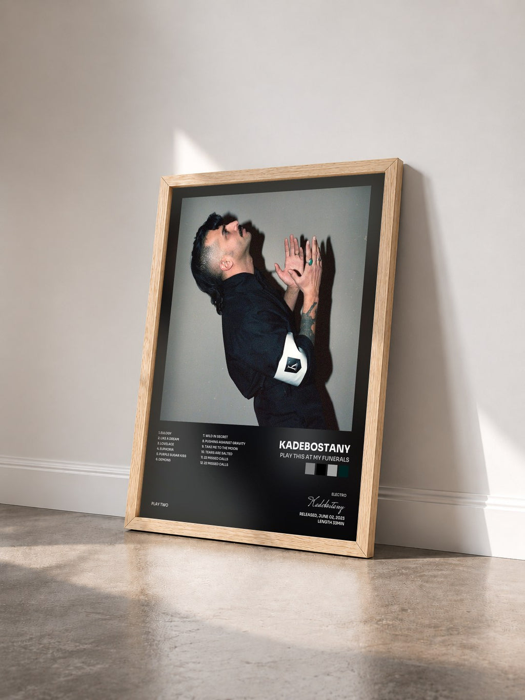#bois Tableau de l'album Play This At My Funerals de Kadebostany vu de trois quarts, cadre en bois brut