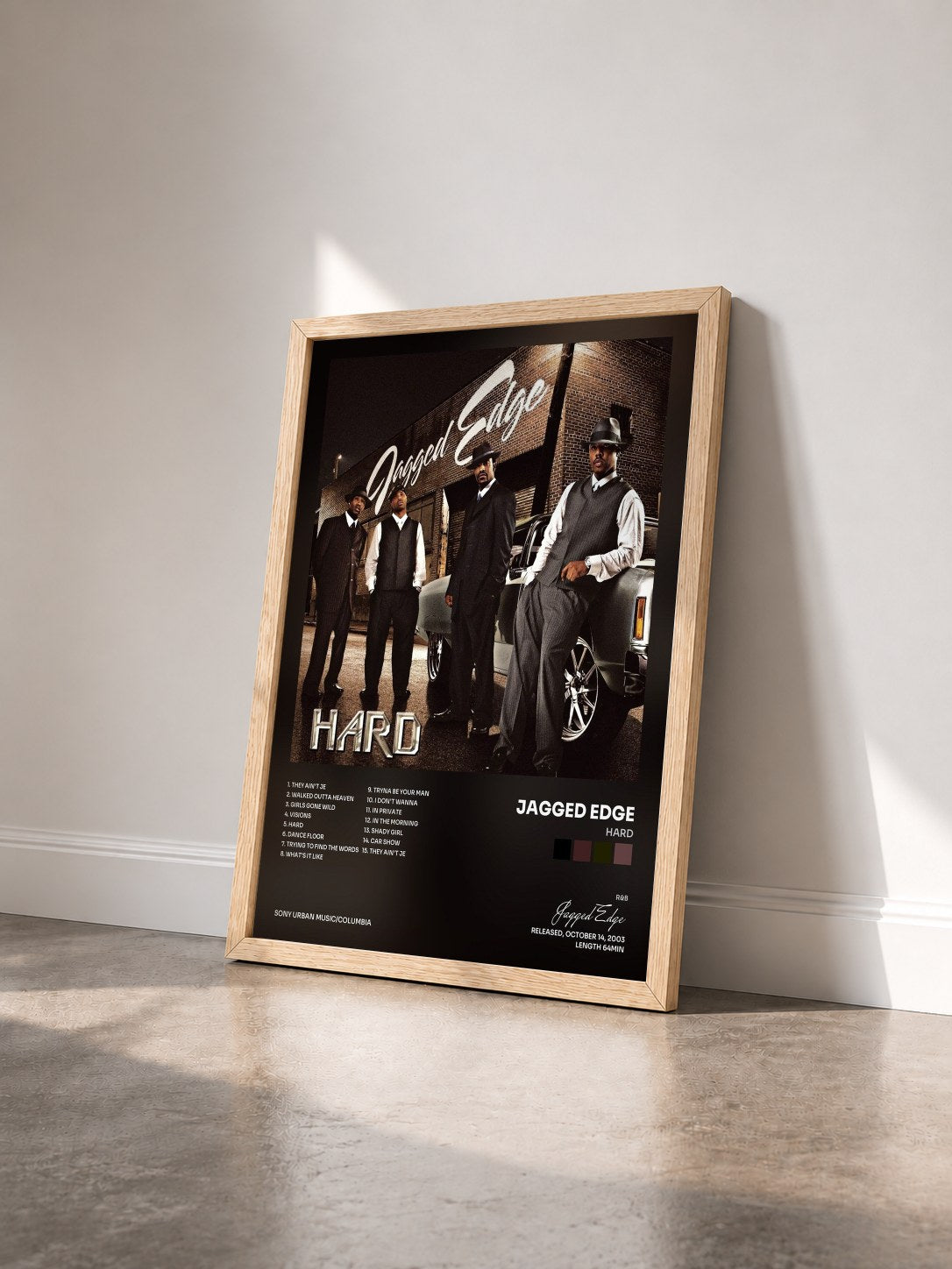 #bois Tableau de l'album Hard de Jagged Edge vu de trois quarts, cadre en bois brut