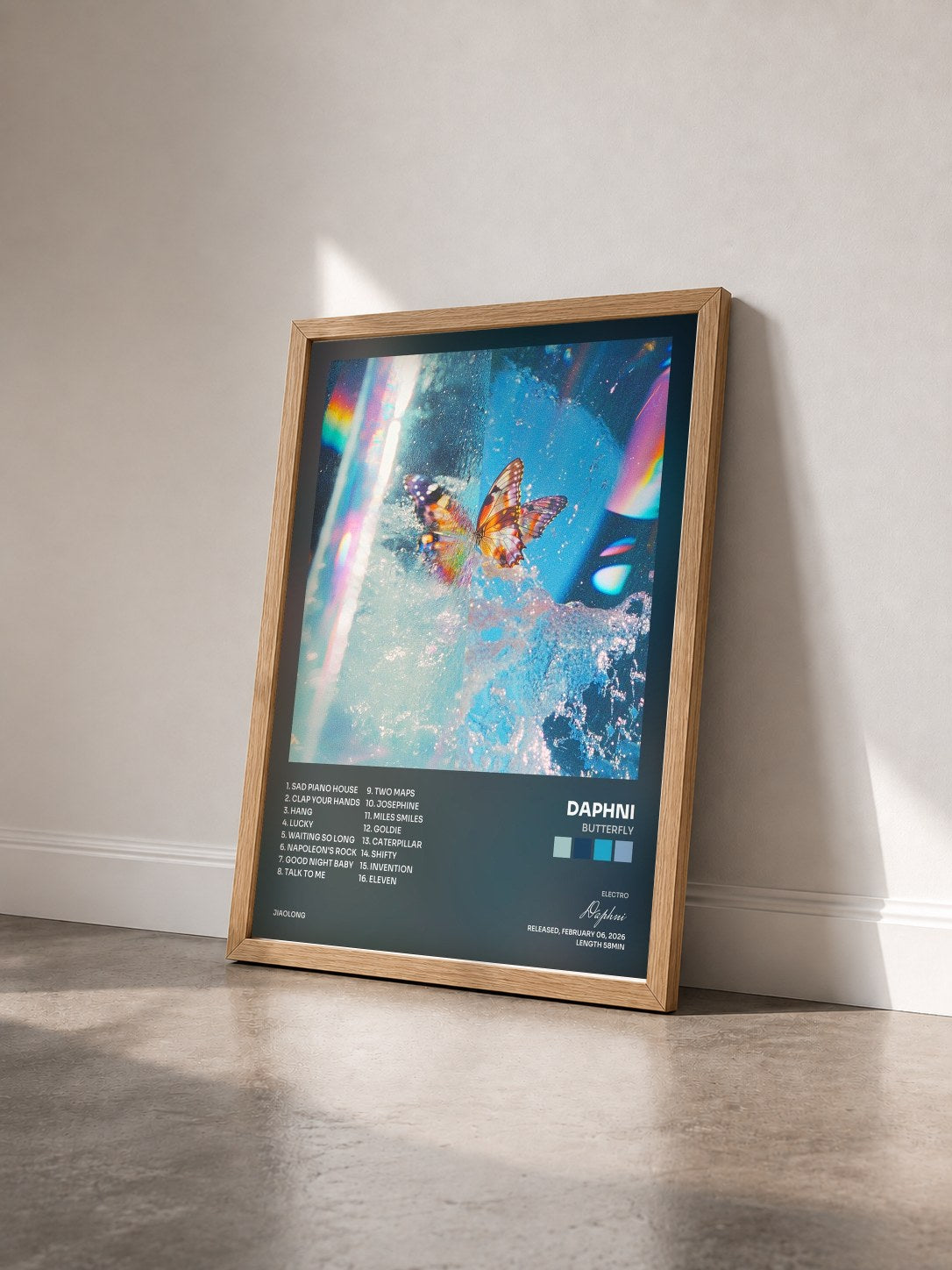 #bois Tableau de l'album Butterfly de Daphni vu de trois quarts, cadre en bois brut