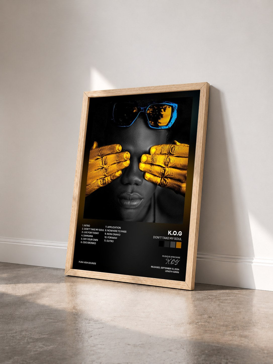 #bois Tableau de l'album Don't Take My Soul de K.O.G vu de trois quarts, cadre en bois brut