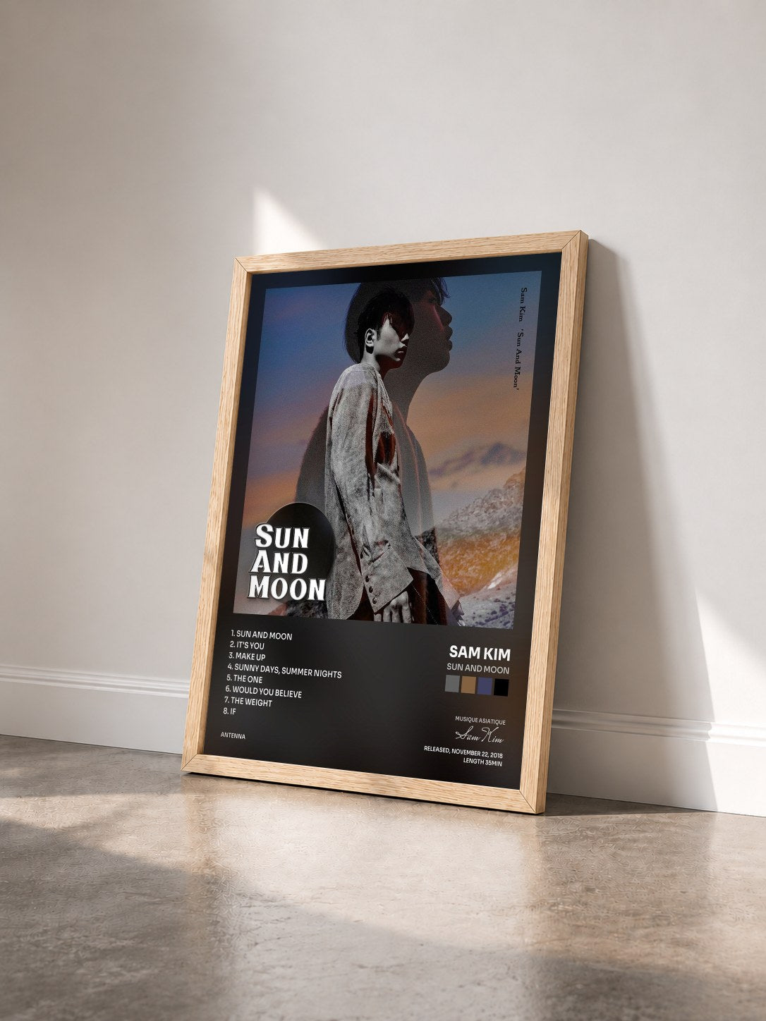 #bois Tableau de l'album Sun And Moon de Sam Kim vu de trois quarts, cadre en bois brut