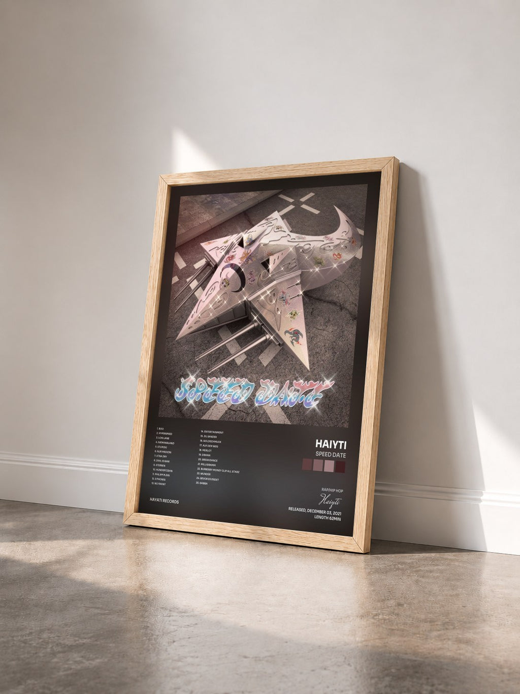 #bois Tableau de l'album SPEED DATE de Haiyti vu de trois quarts, cadre en bois brut