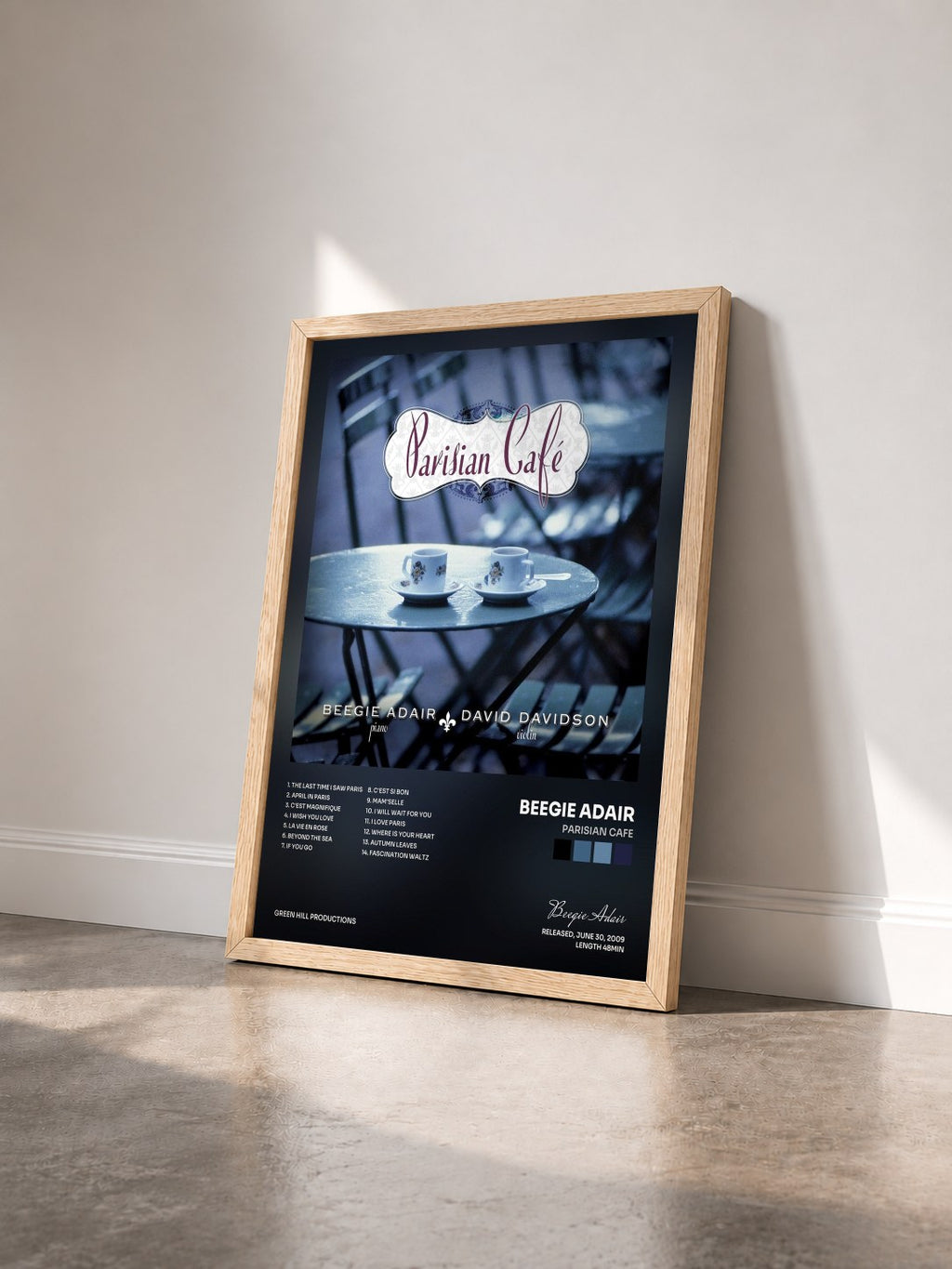 #bois Tableau de l'album Parisian Cafe de Beegie Adair vu de trois quarts, cadre en bois brut