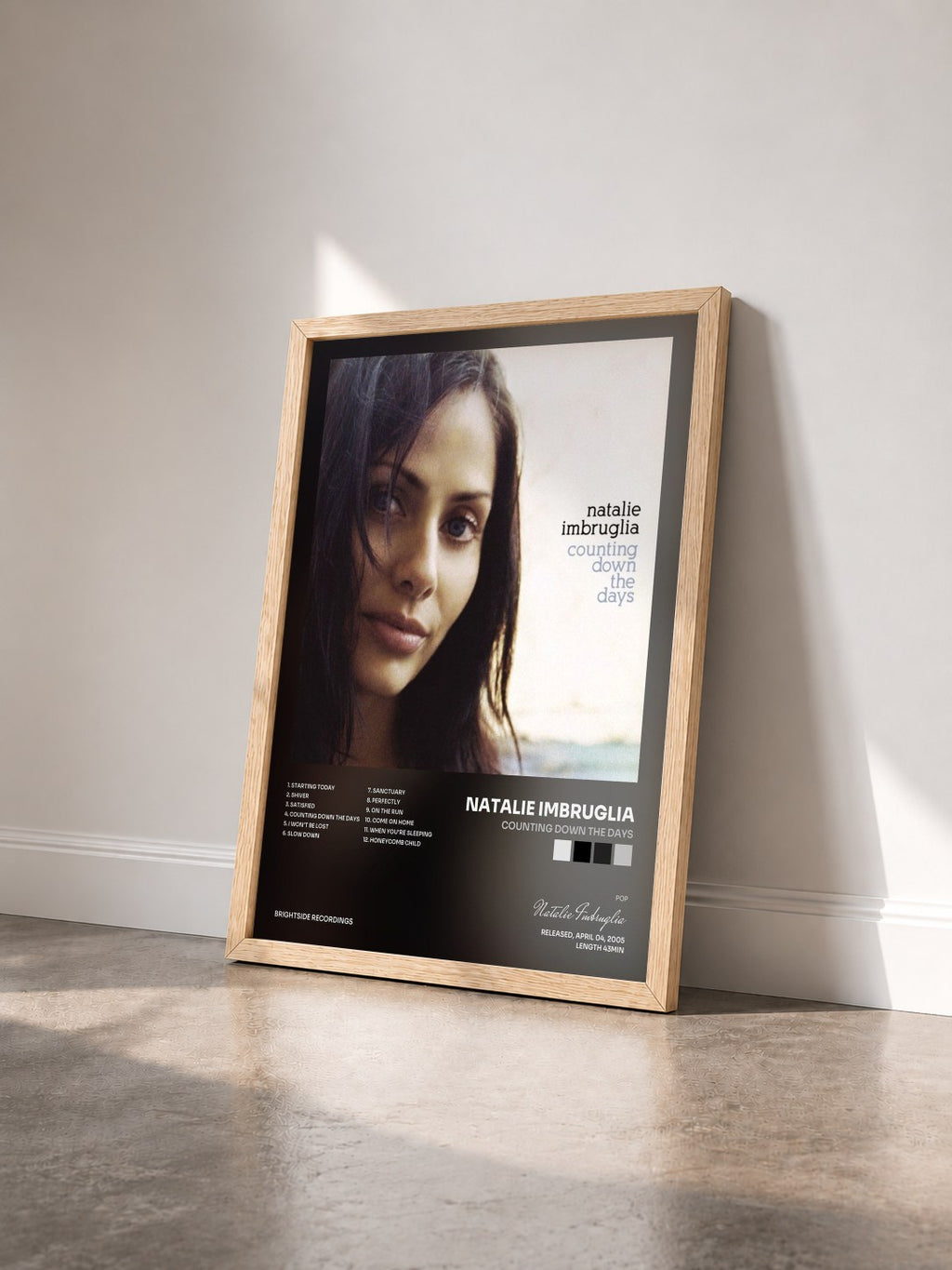 #bois Tableau de l'album Counting Down The Days de Natalie Imbruglia vu de trois quarts, cadre en bois brut