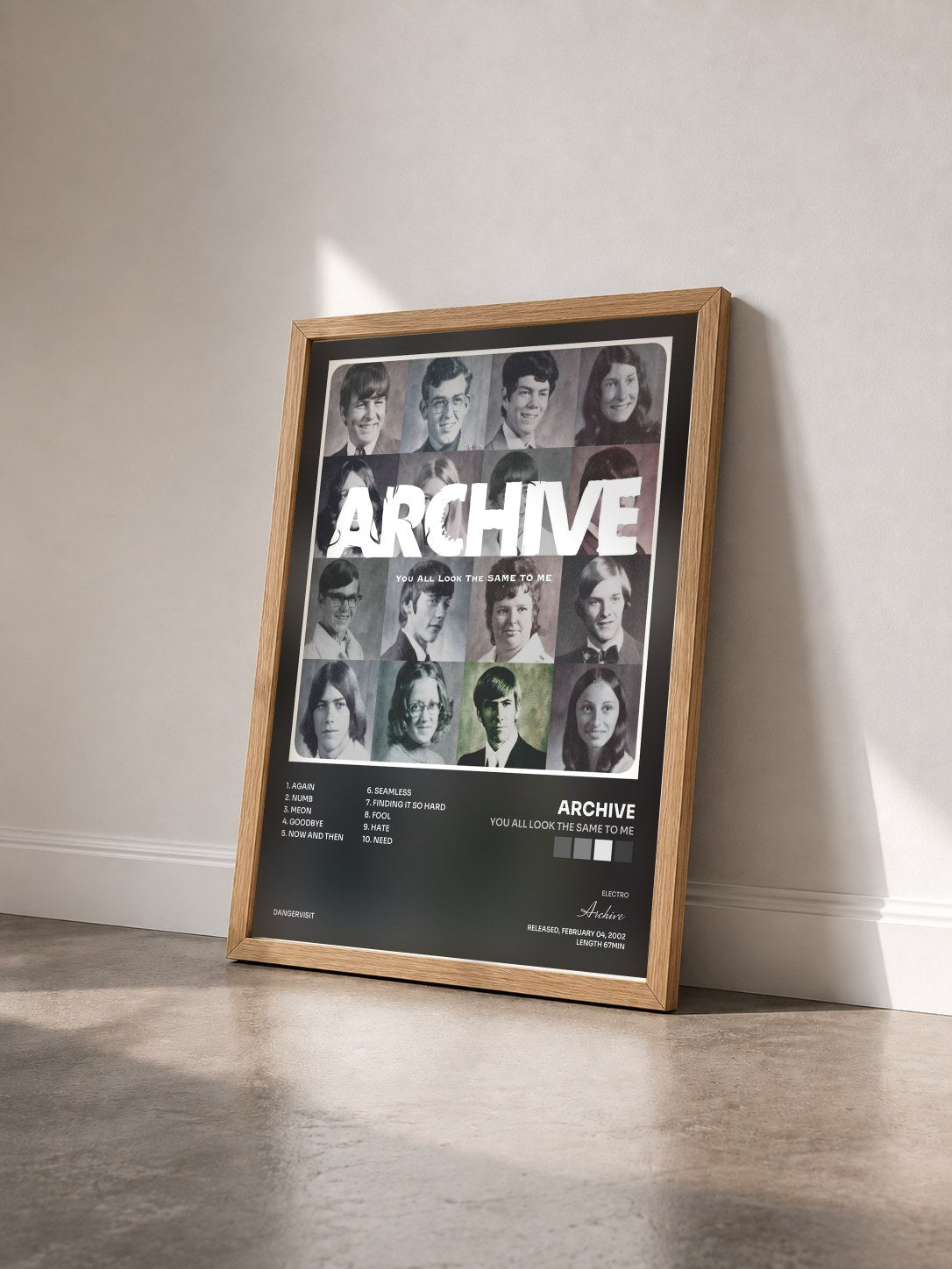 #bois Tableau de l'album You All Look the Same to Me de Archive vu de trois quarts, cadre en bois brut
