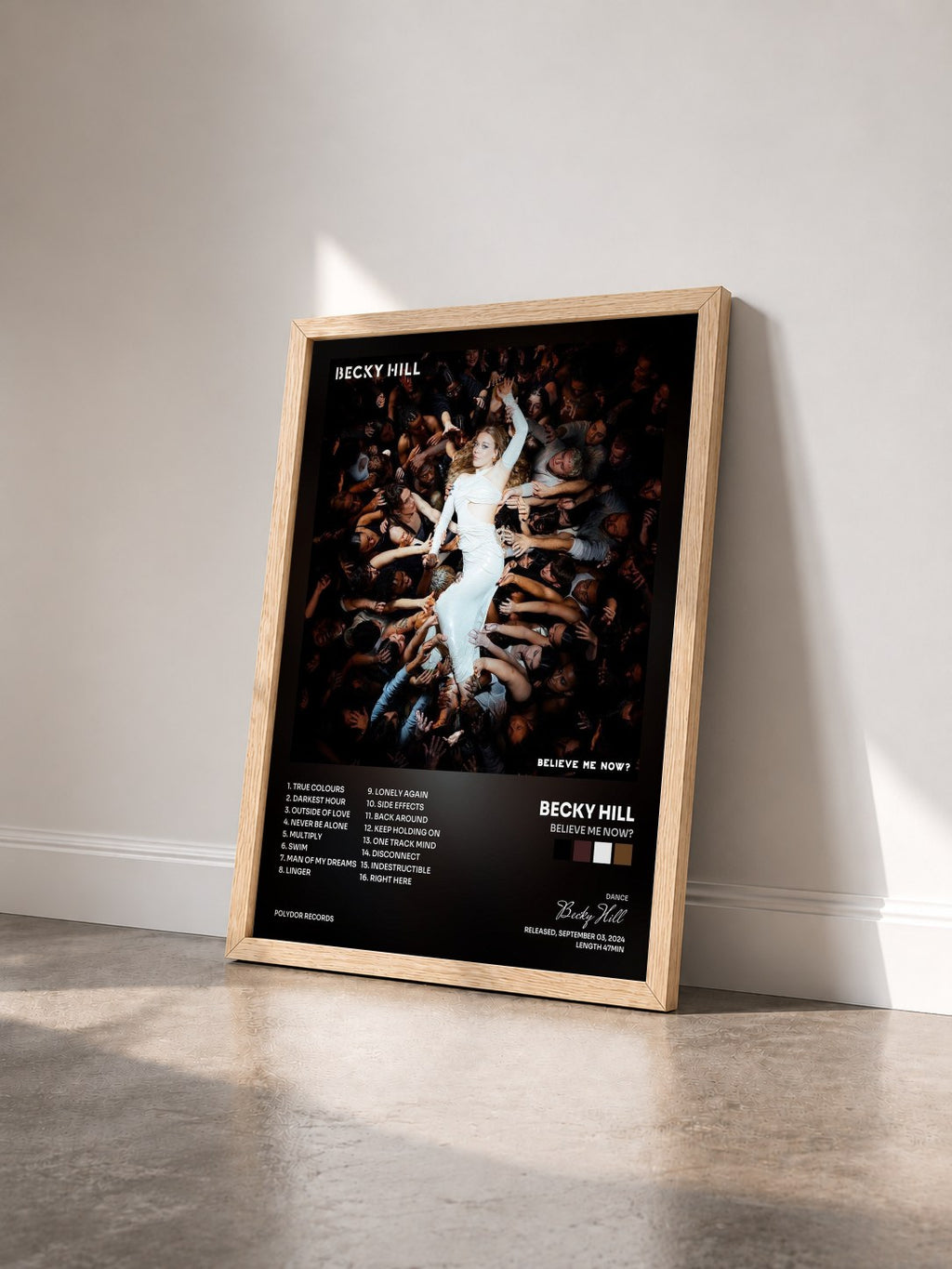 #bois Tableau de l'album Believe Me Now? de Becky Hill vu de trois quarts, cadre en bois brut