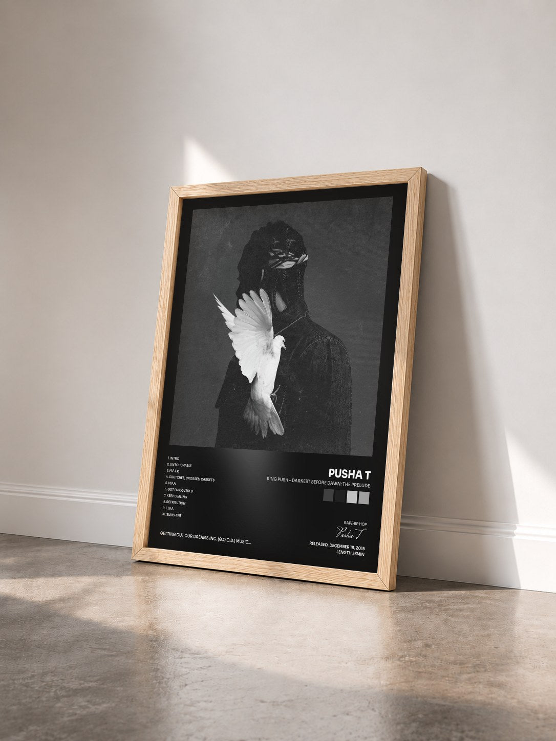#bois Tableau de l'album King Push – Darkest Before Dawn: The Prelude de Pusha T vu de trois quarts, cadre en bois brut