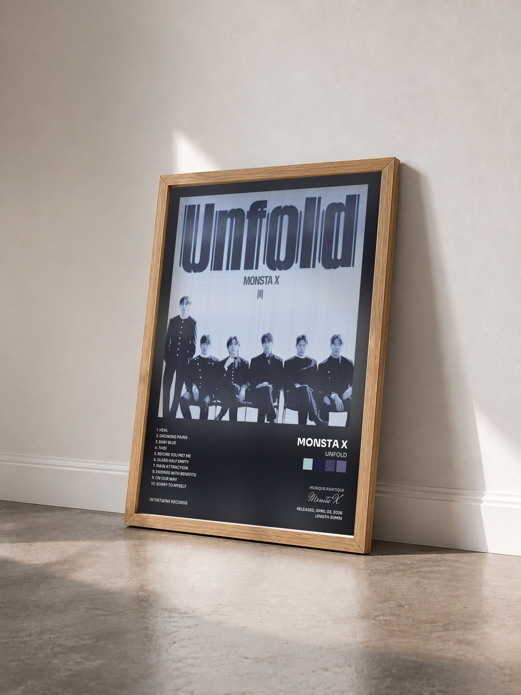 #bois Tableau de l'album Unfold de Monsta X vu de trois quarts, cadre en bois brut