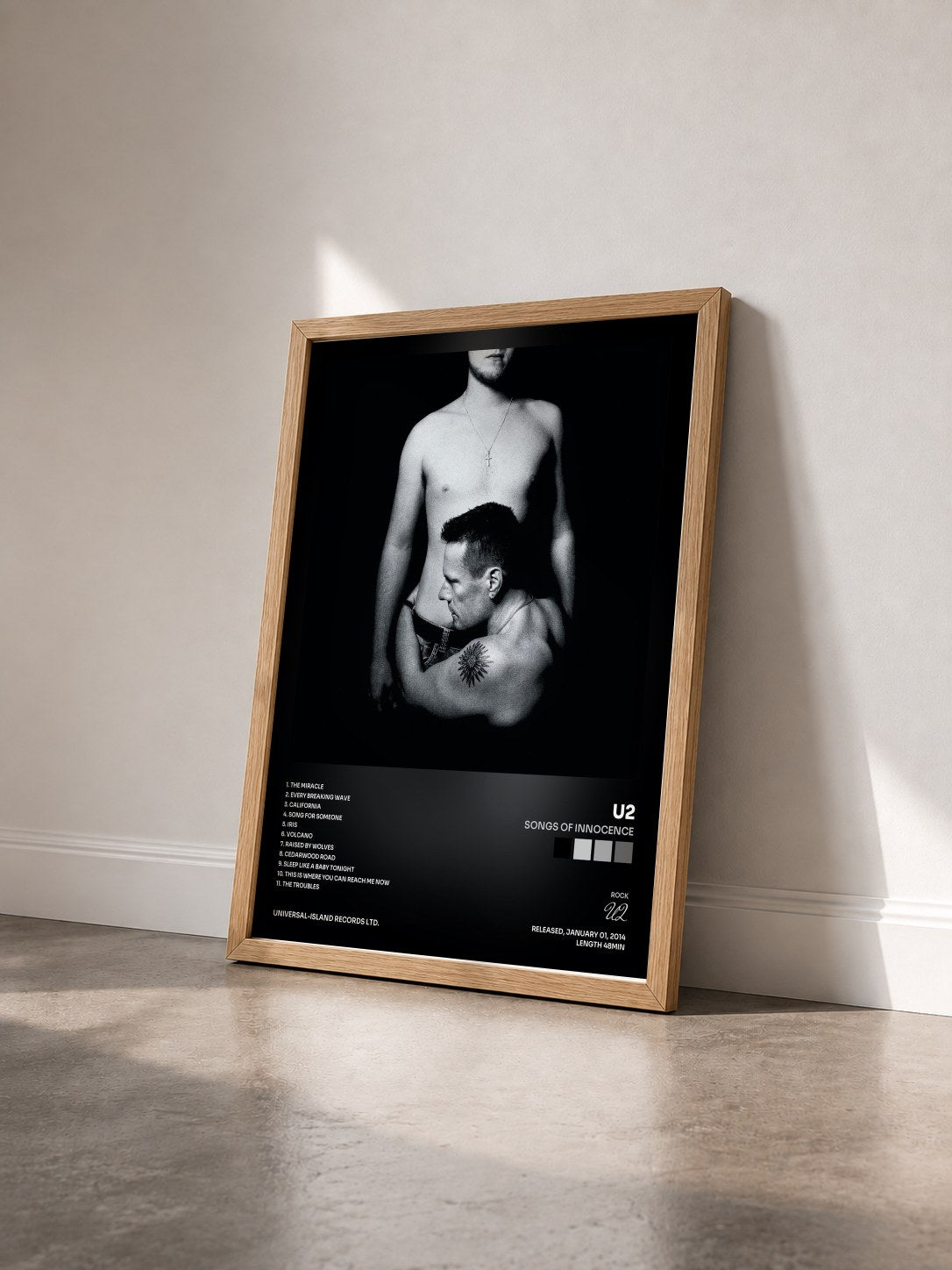 #bois Tableau de l'album Songs Of Innocence de U2 vu de trois quarts, cadre en bois brut