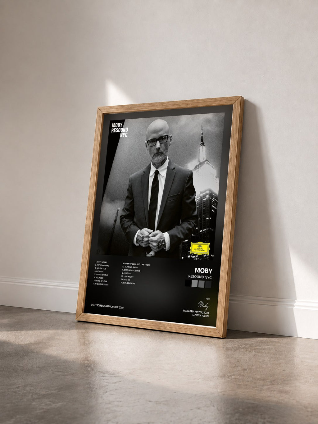 #bois Tableau de l'album Resound NYC de Moby vu de trois quarts, cadre en bois brut