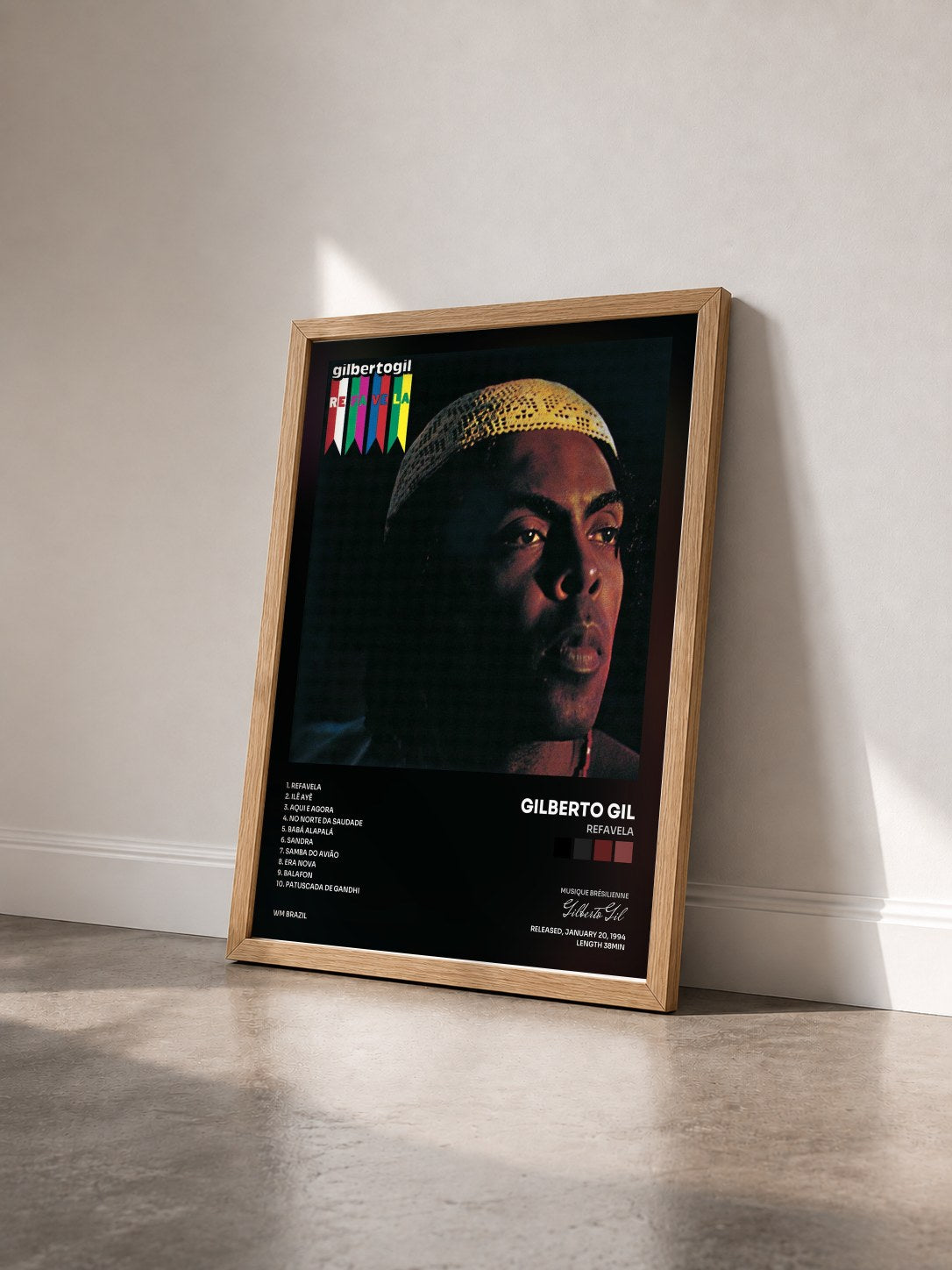 #bois Tableau de l'album Refavela de Gilberto Gil vu de trois quarts, cadre en bois brut