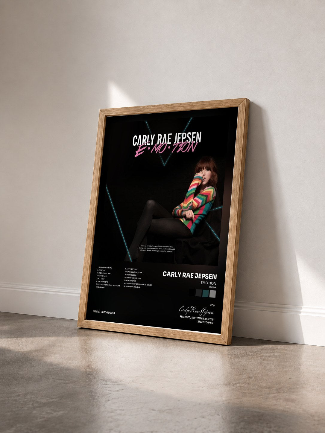 #bois Tableau de l'album Emotion (Deluxe) de Carly Rae Jepsen vu de trois quarts, cadre en bois brut