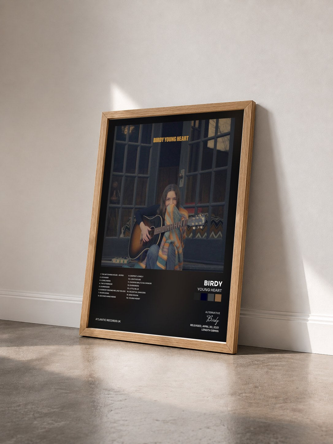 #bois Tableau de l'album Young Heart de Birdy vu de trois quarts, cadre en bois brut