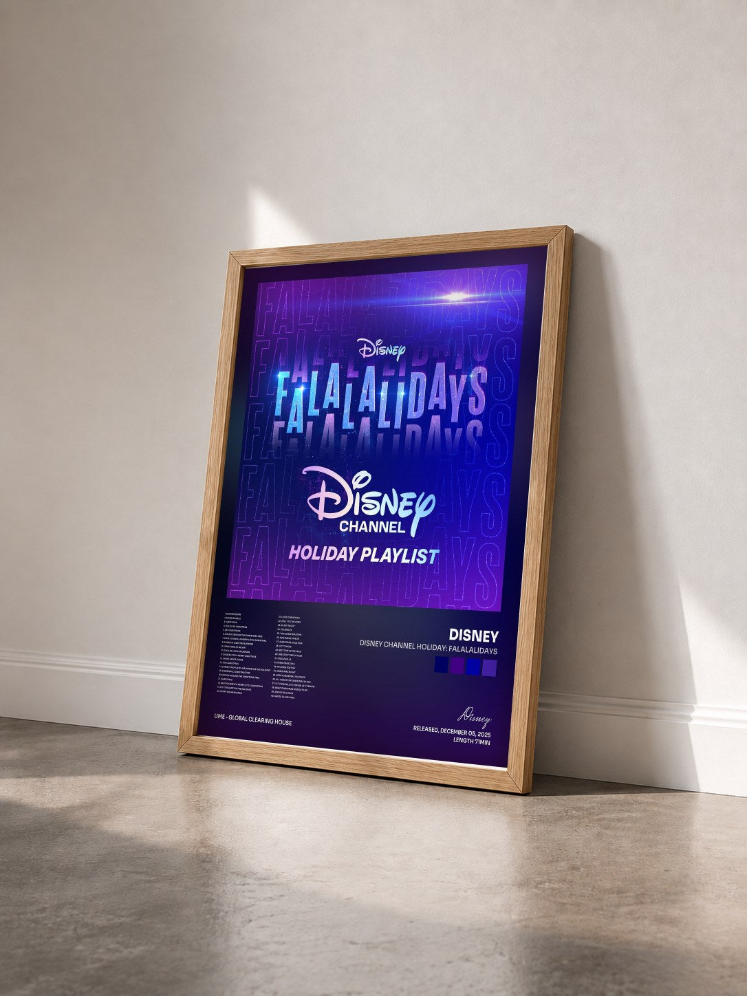 #bois Tableau de l'album Disney Channel Holiday: Falalalidays de Disney vu de trois quarts, cadre en bois brut