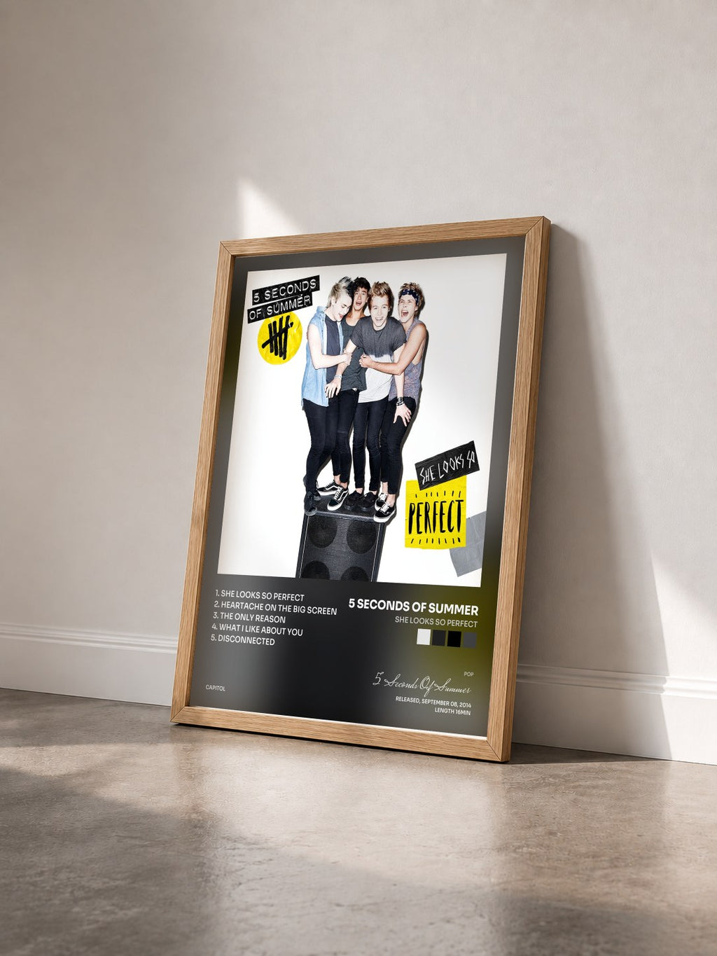 #bois Tableau de l'album She Looks So Perfect de 5 Seconds Of Summer vu de trois quarts, cadre en bois brut
