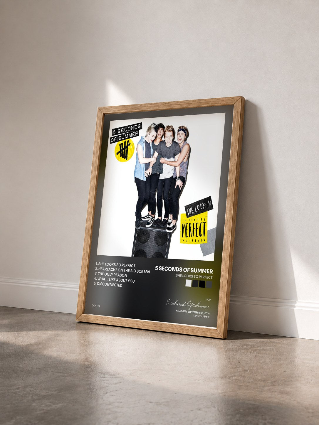 #bois Tableau de l'album She Looks So Perfect de 5 Seconds Of Summer vu de trois quarts, cadre en bois brut