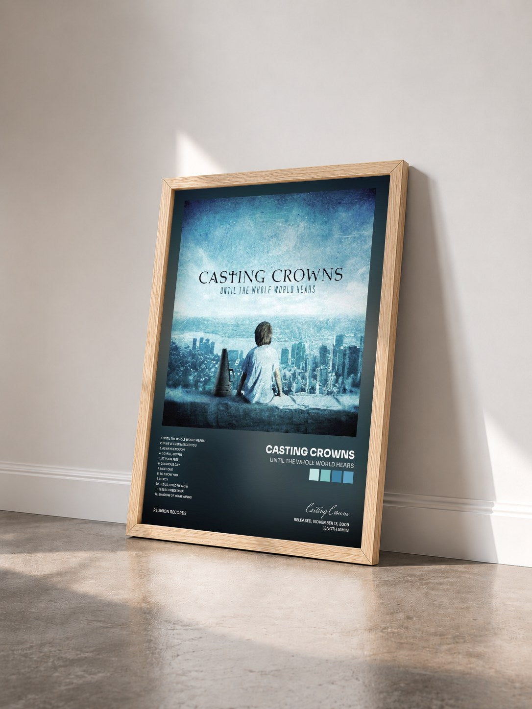 #bois Tableau de l'album Until The Whole World Hears de Casting Crowns vu de trois quarts, cadre en bois brut