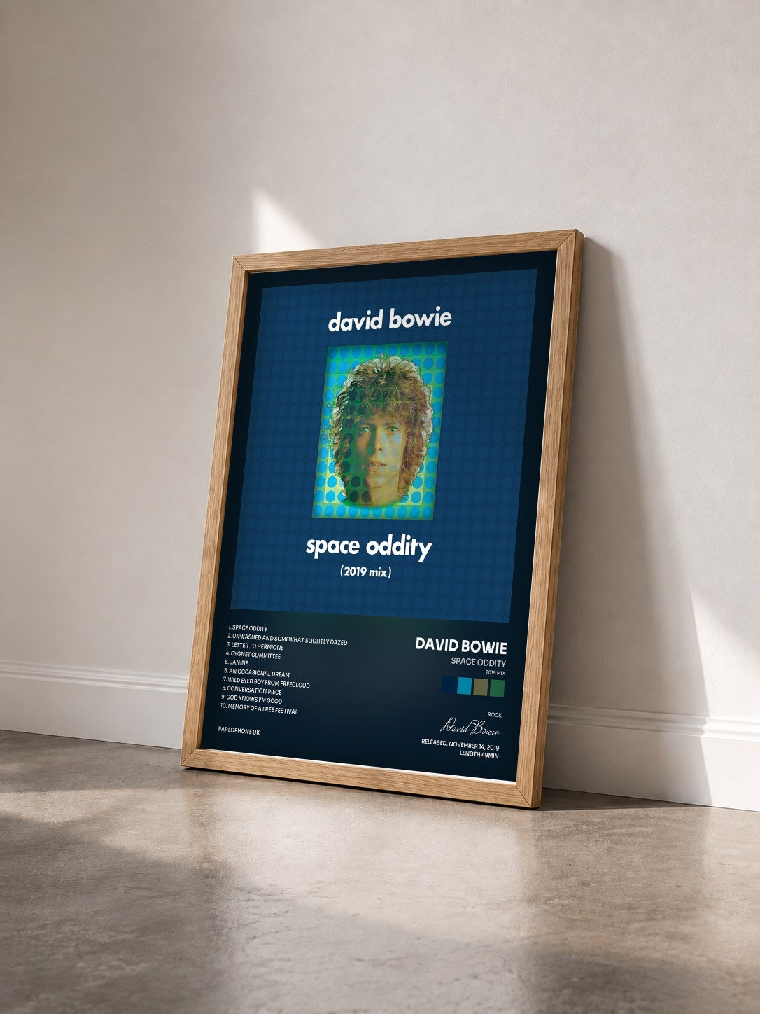 #bois Tableau de l'album Space Oddity (2019 Mix) de David Bowie vu de trois quarts, cadre en bois brut