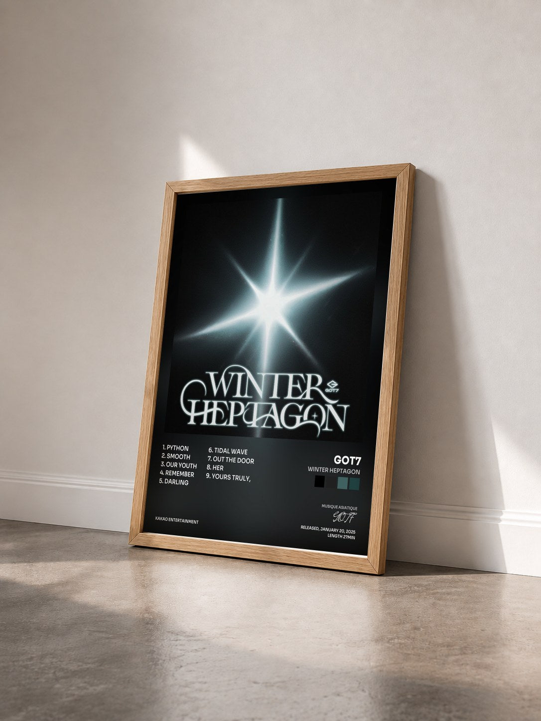 #bois Tableau de l'album WINTER HEPTAGON de GOT7 vu de trois quarts, cadre en bois brut