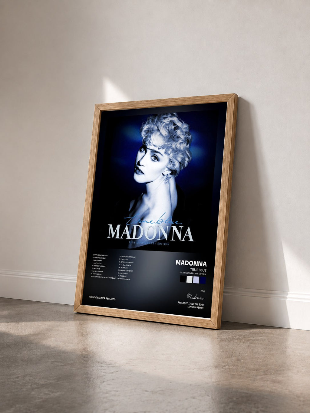 #bois Tableau de l'album True Blue (35th Anniversary Edition) de Madonna vu de trois quarts, cadre en bois brut
