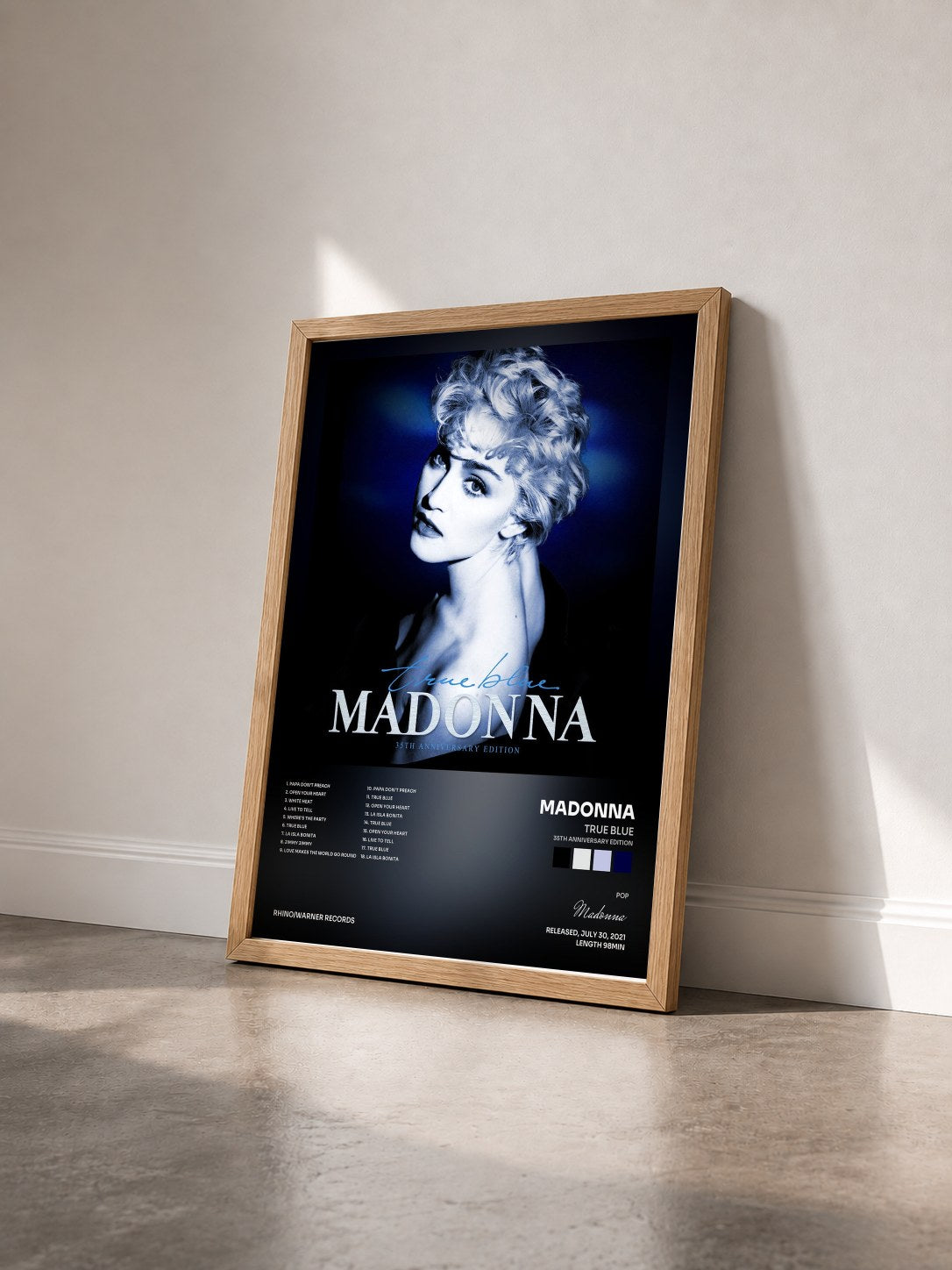#bois Tableau de l'album True Blue (35th Anniversary Edition) de Madonna vu de trois quarts, cadre en bois brut