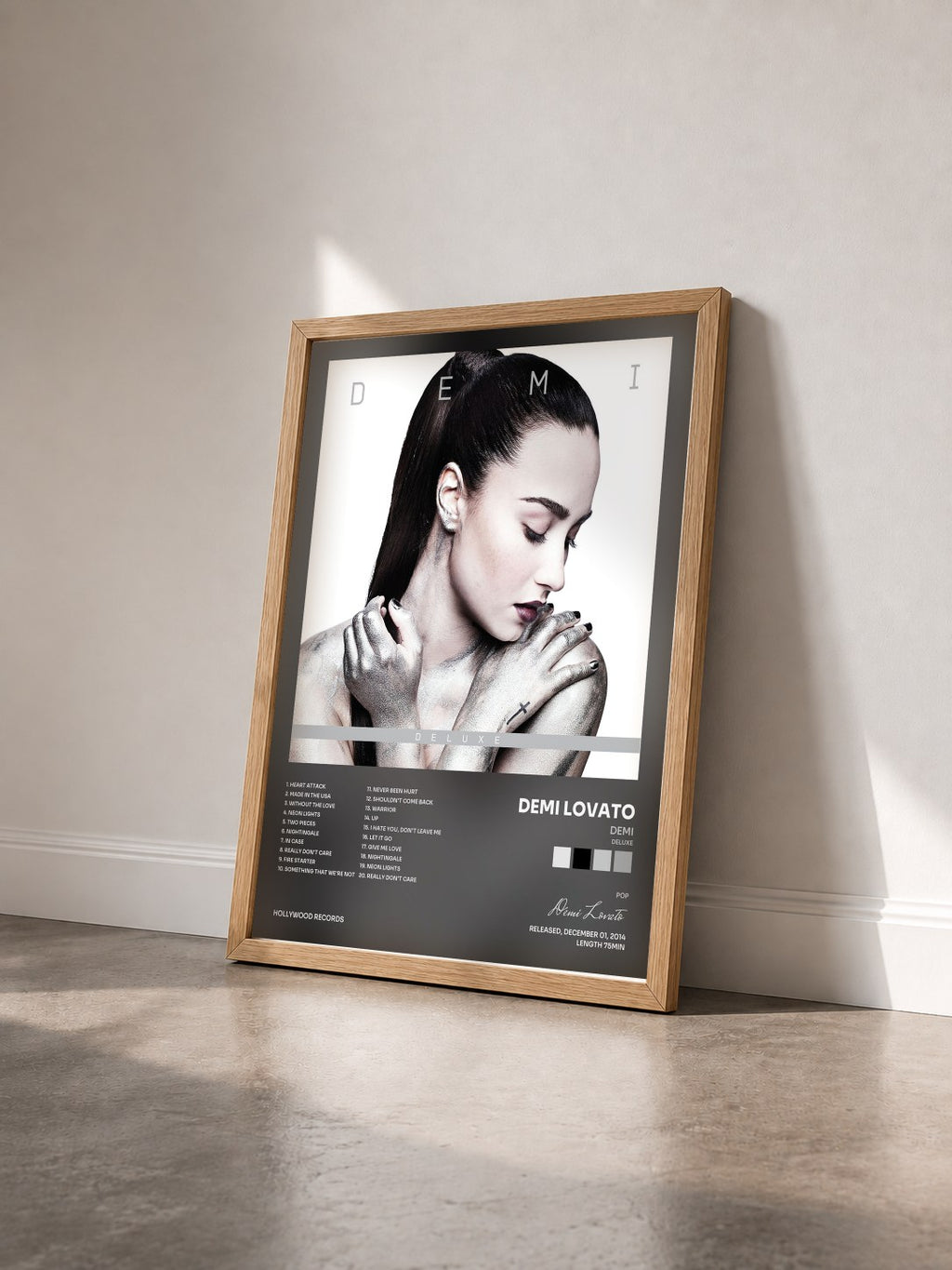 #bois Tableau de l'album Demi (Deluxe) de Demi Lovato vu de trois quarts, cadre en bois brut