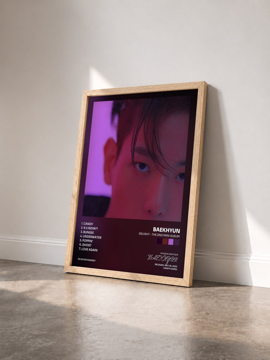 #bois Tableau de l'album Delight - The 2nd Mini Album de BAEKHYUN vu de trois quarts, cadre en bois brut
