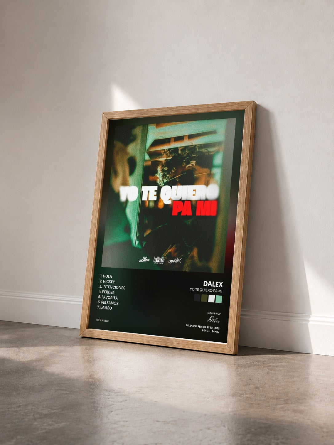 #bois Tableau de l'album Yo Te Quiero Pa Mi de Dalex vu de trois quarts, cadre en bois brut