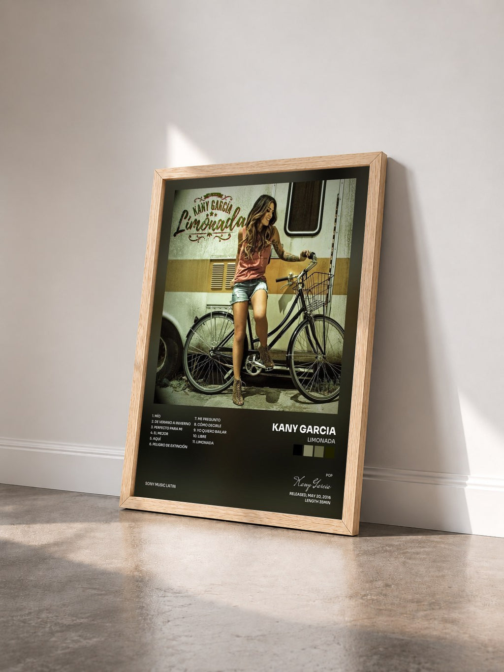 #bois Tableau de l'album Limonada de Kany Garcia vu de trois quarts, cadre en bois brut