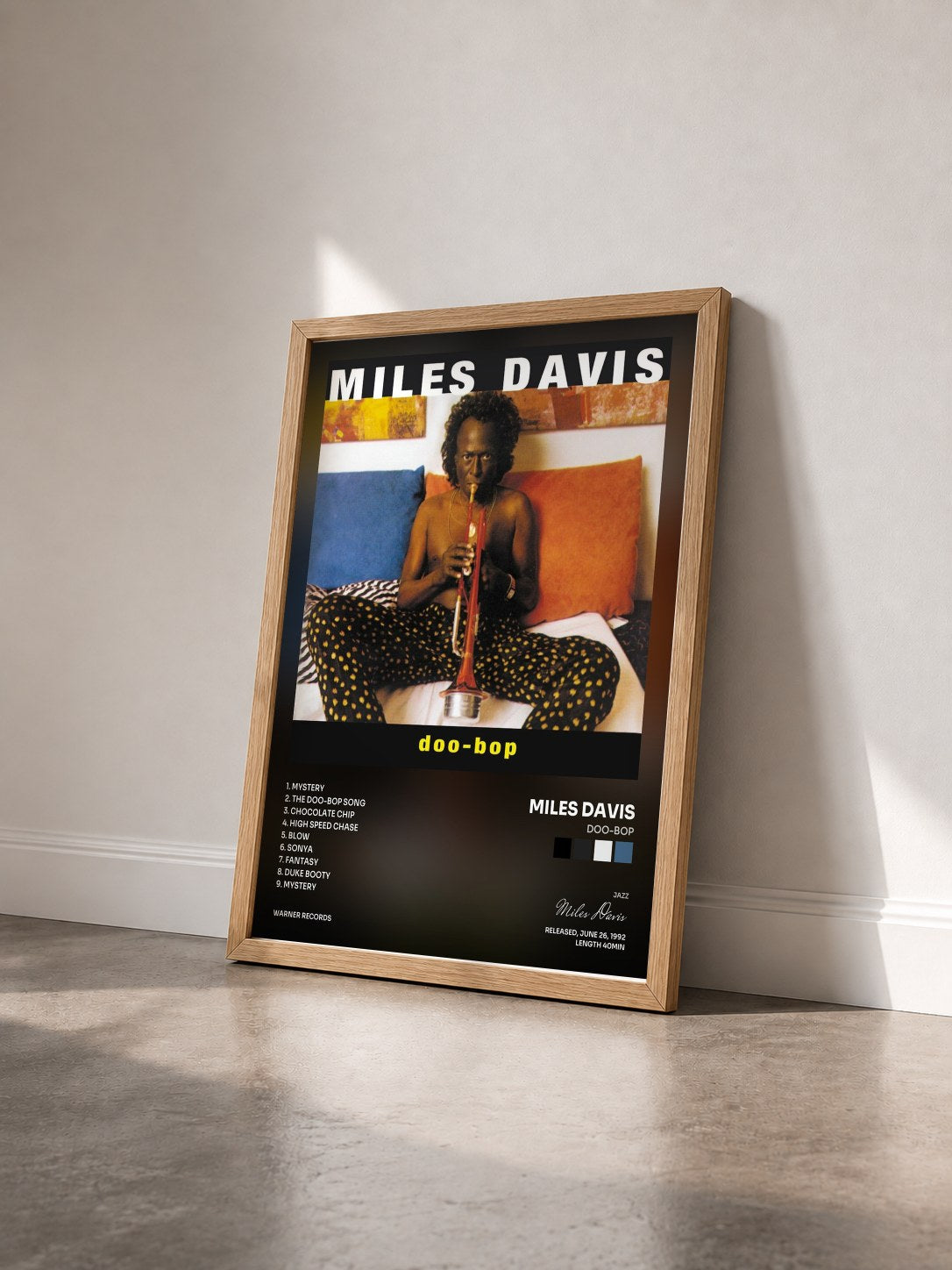 #bois Tableau de l'album Doo-Bop de Miles Davis vu de trois quarts, cadre en bois brut