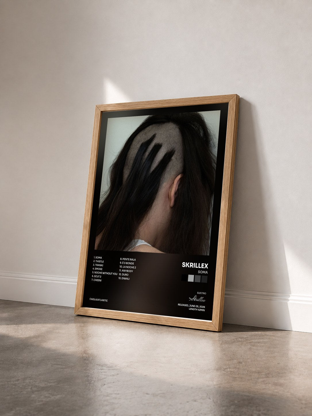 #bois Tableau de l'album SOMA de Skrillex vu de trois quarts, cadre en bois brut