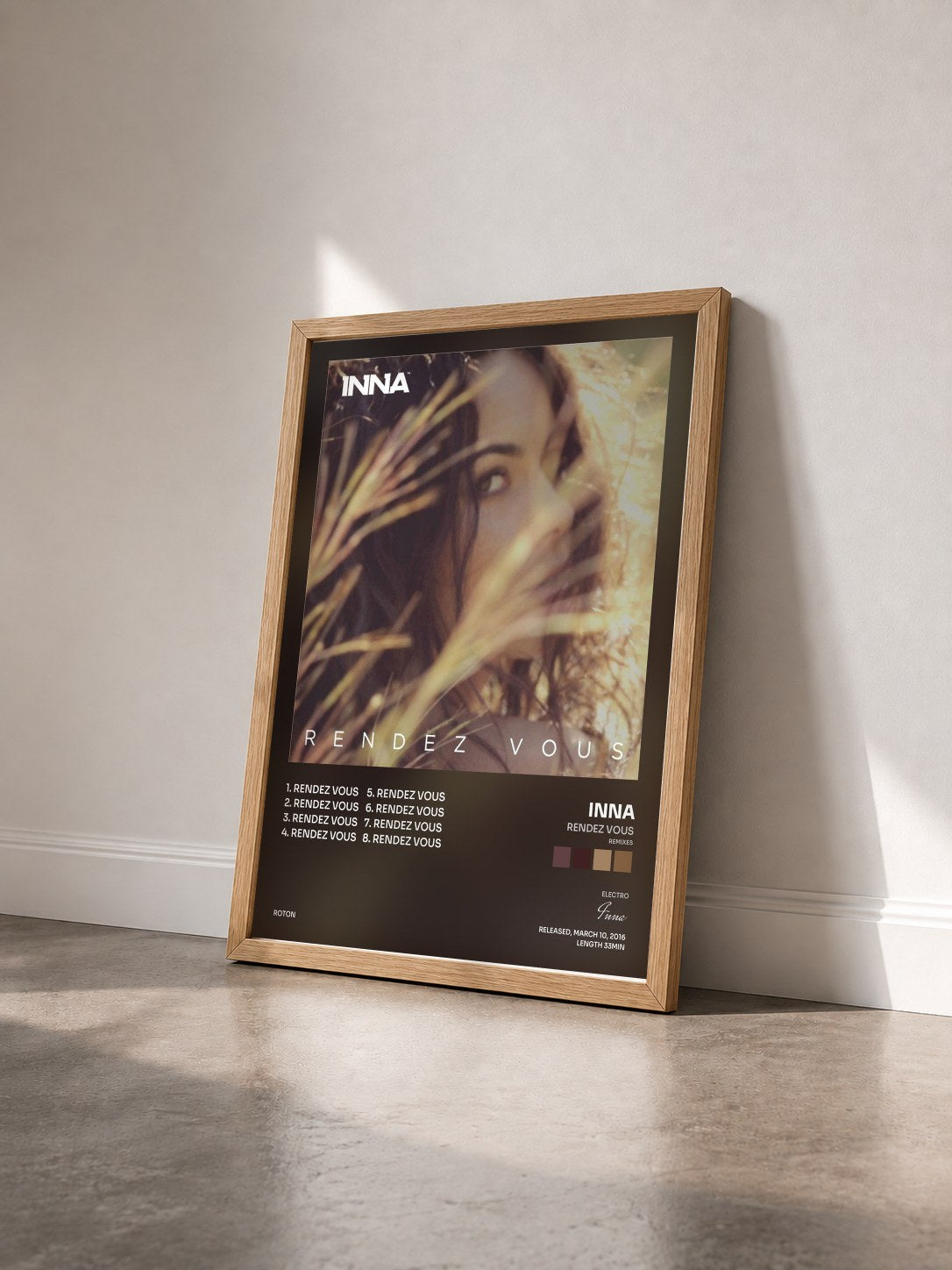#bois Tableau de l'album Rendez Vous (Remixes) de Inna vu de trois quarts, cadre en bois brut