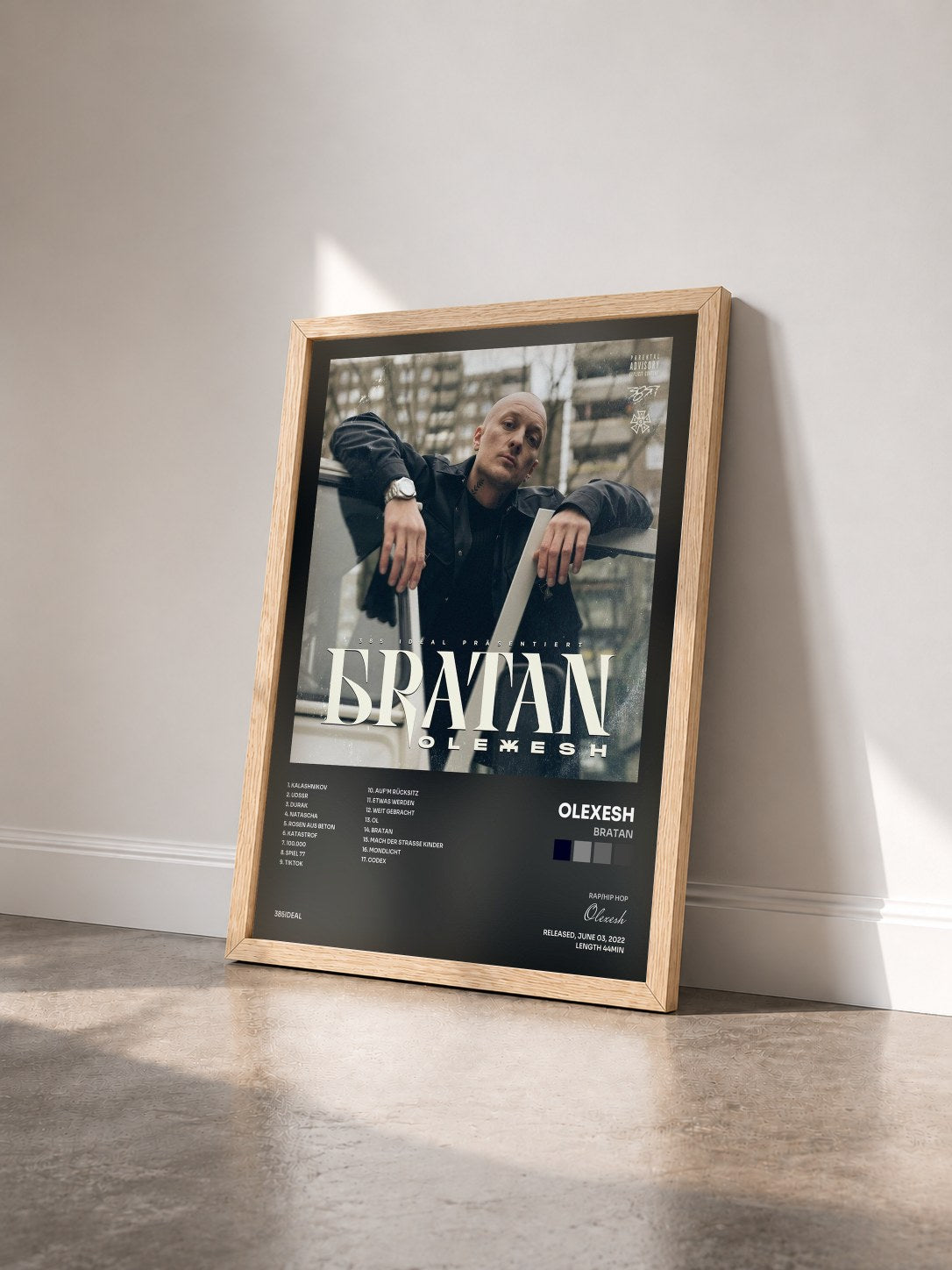 #bois Tableau de l'album Bratan de Olexesh vu de trois quarts, cadre en bois brut