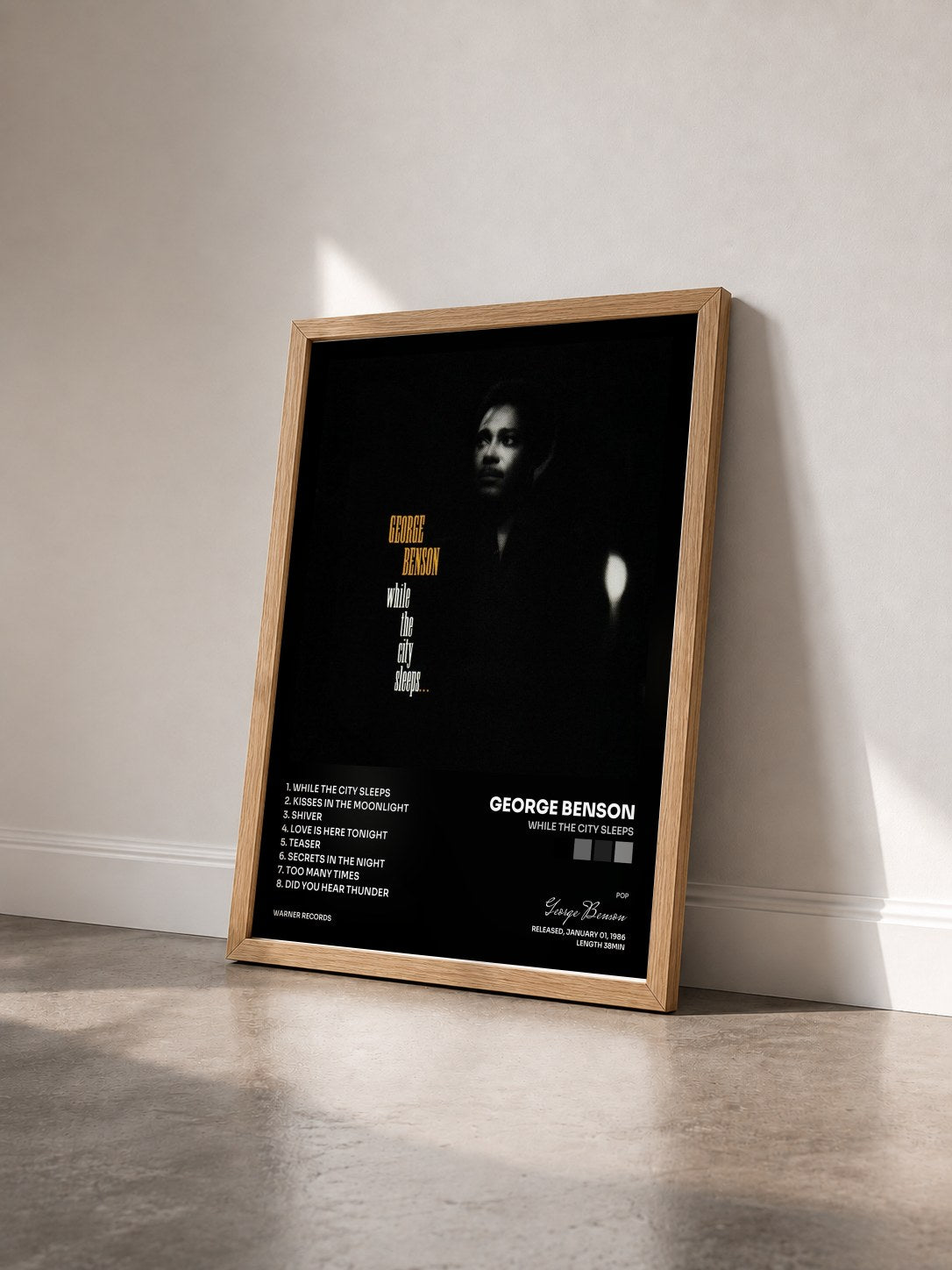 #bois Tableau de l'album While the City Sleeps de George Benson vu de trois quarts, cadre en bois brut