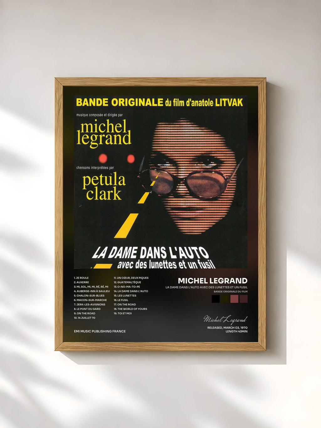 #bois Tableau de l'album La dame dans l'auto avec des lunettes et un fusil (Bande originale du film) de Michel Legrand, cadre en bois brut, imprimé et encadré en France
