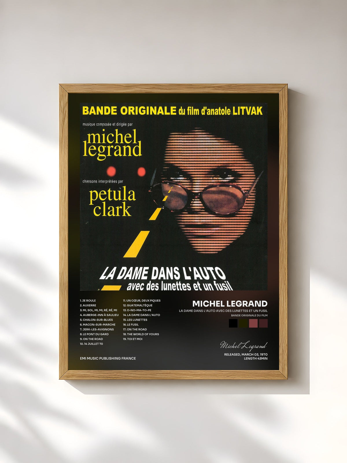 #bois Tableau de l'album La dame dans l'auto avec des lunettes et un fusil (Bande originale du film) de Michel Legrand, cadre en bois brut, imprimé et encadré en France