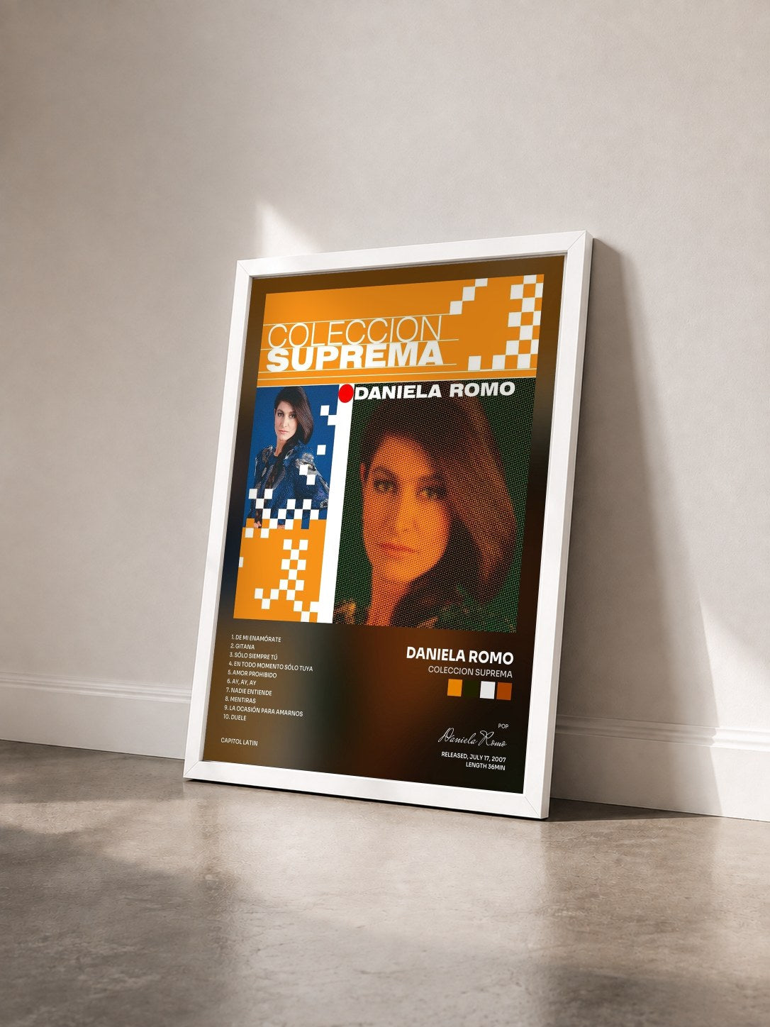 #blanc Tableau de l'album Coleccion Suprema de Daniela Romo vu de trois quarts, cadre blanc