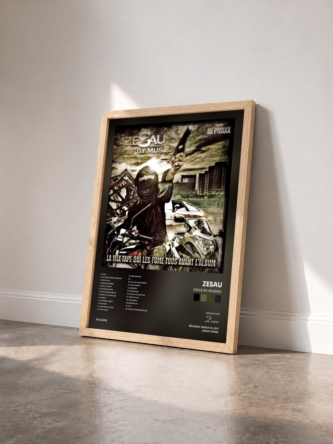 #bois Tableau de l'album Drive by Musikk de Zesau vu de trois quarts, cadre en bois brut
