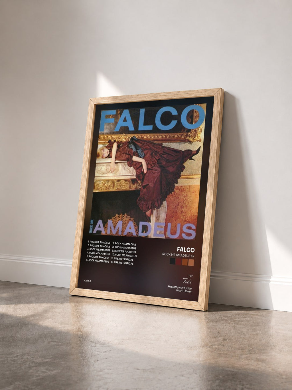 #bois Tableau de l'album Rock Me Amadeus EP de Falco vu de trois quarts, cadre en bois brut