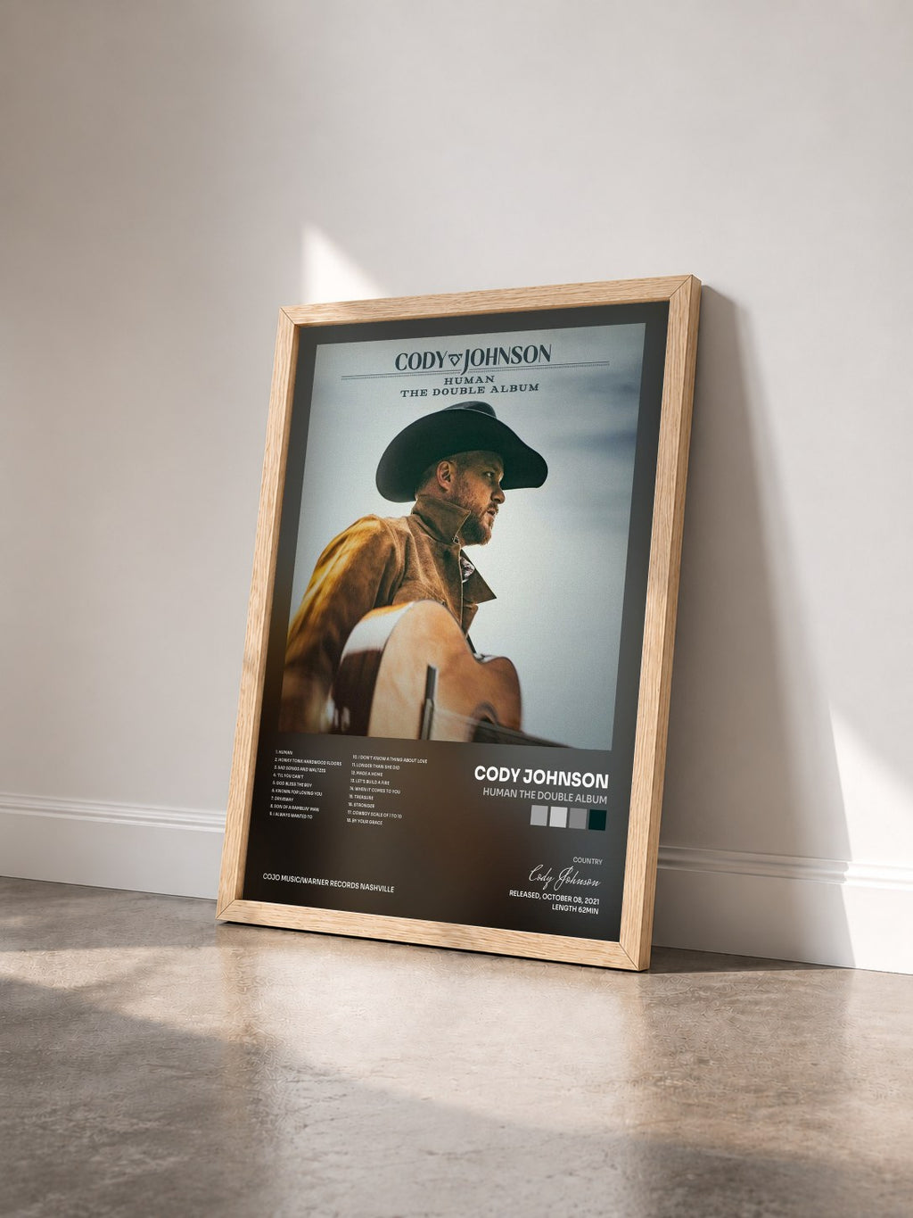 #bois Tableau de l'album Human The Double Album de Cody Johnson vu de trois quarts, cadre en bois brut