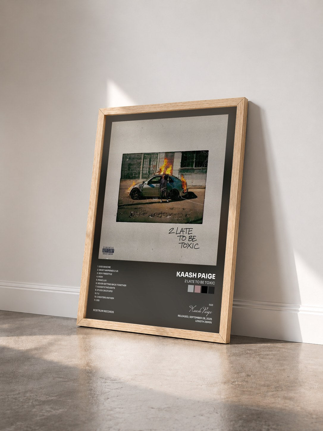 #bois Tableau de l'album 2 Late To Be Toxic de Kaash Paige vu de trois quarts, cadre en bois brut
