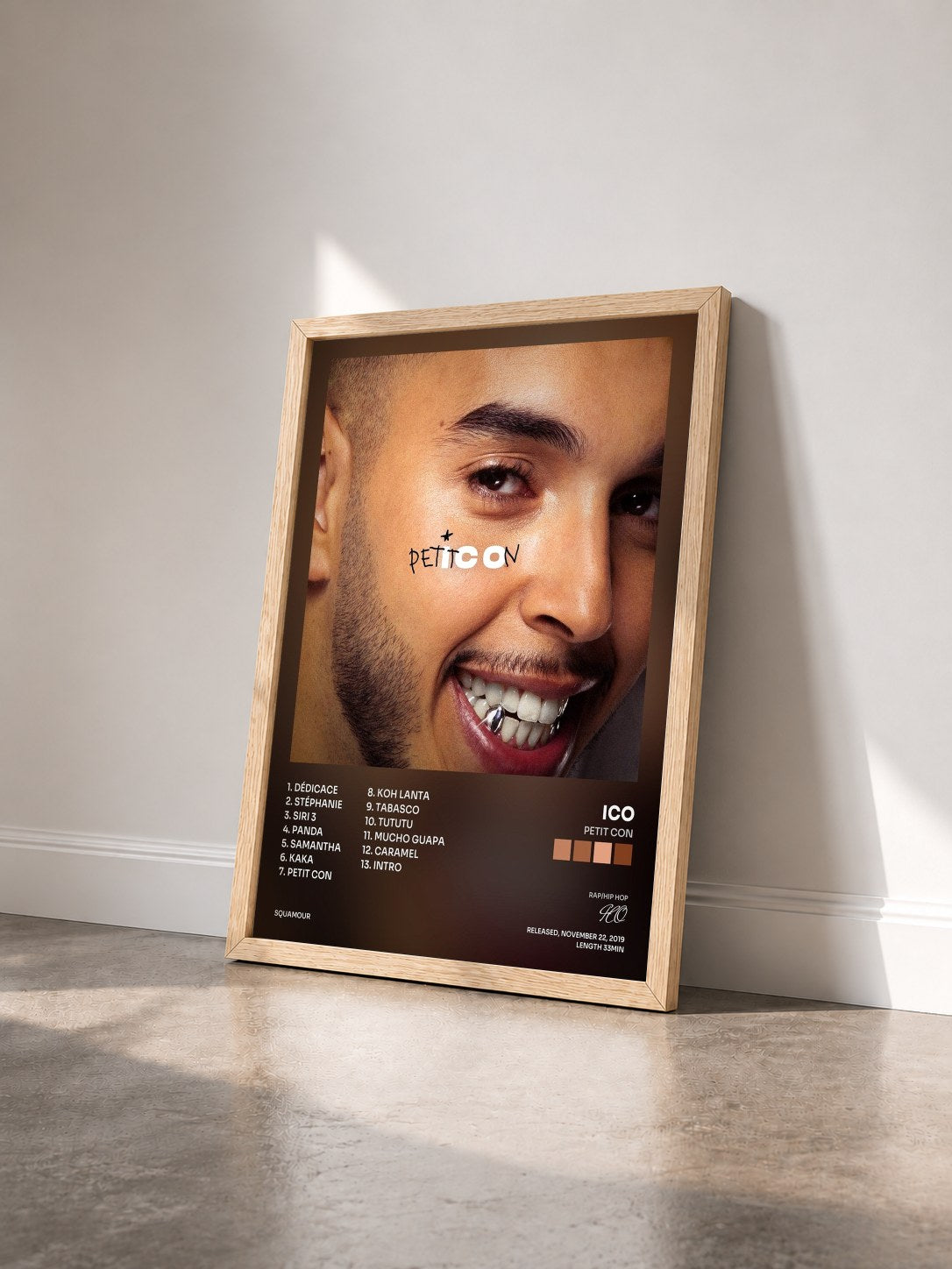 #bois Tableau de l'album Petit con de ICO vu de trois quarts, cadre en bois brut